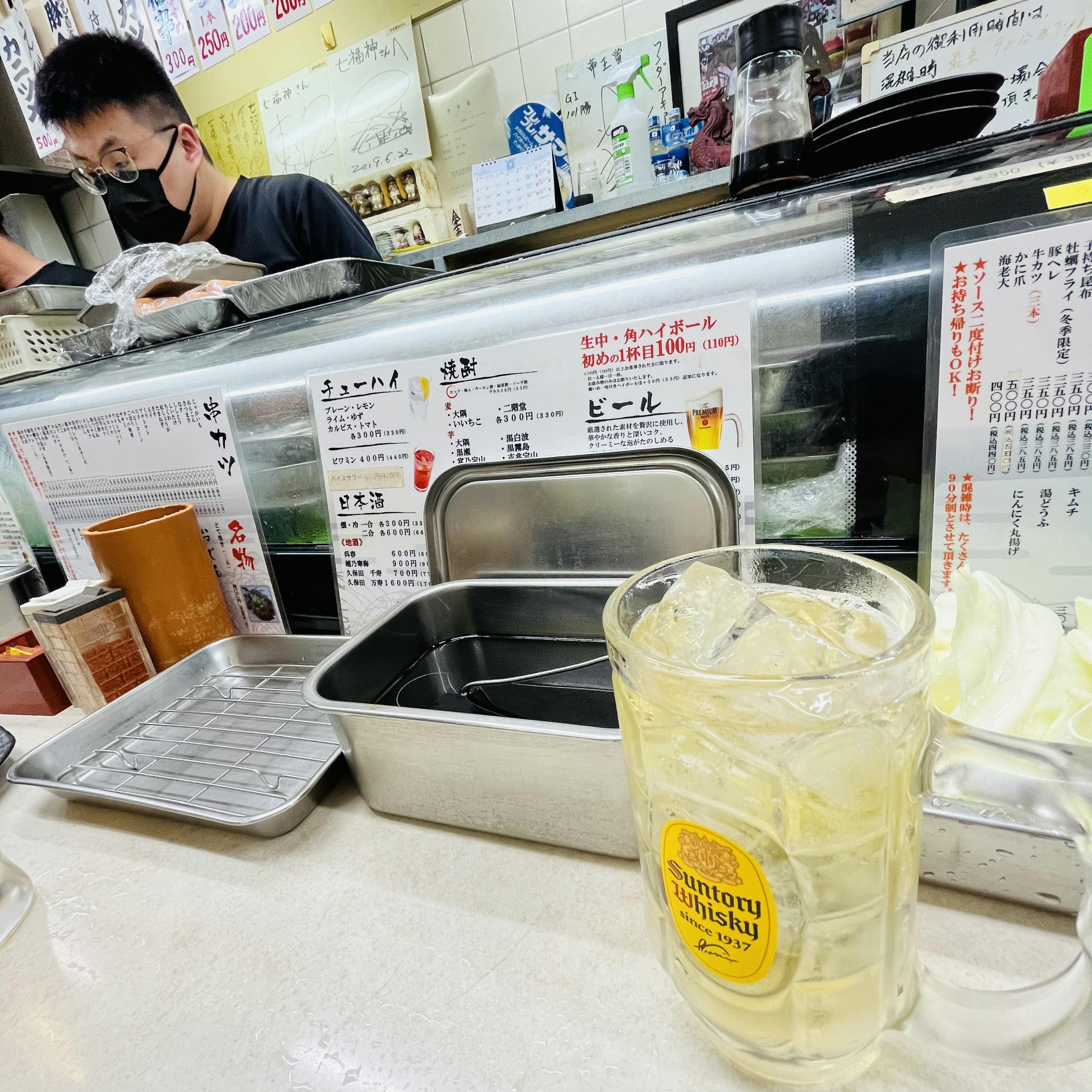 Intérieur d'un restaurant avec un comptoir et du personnel visible