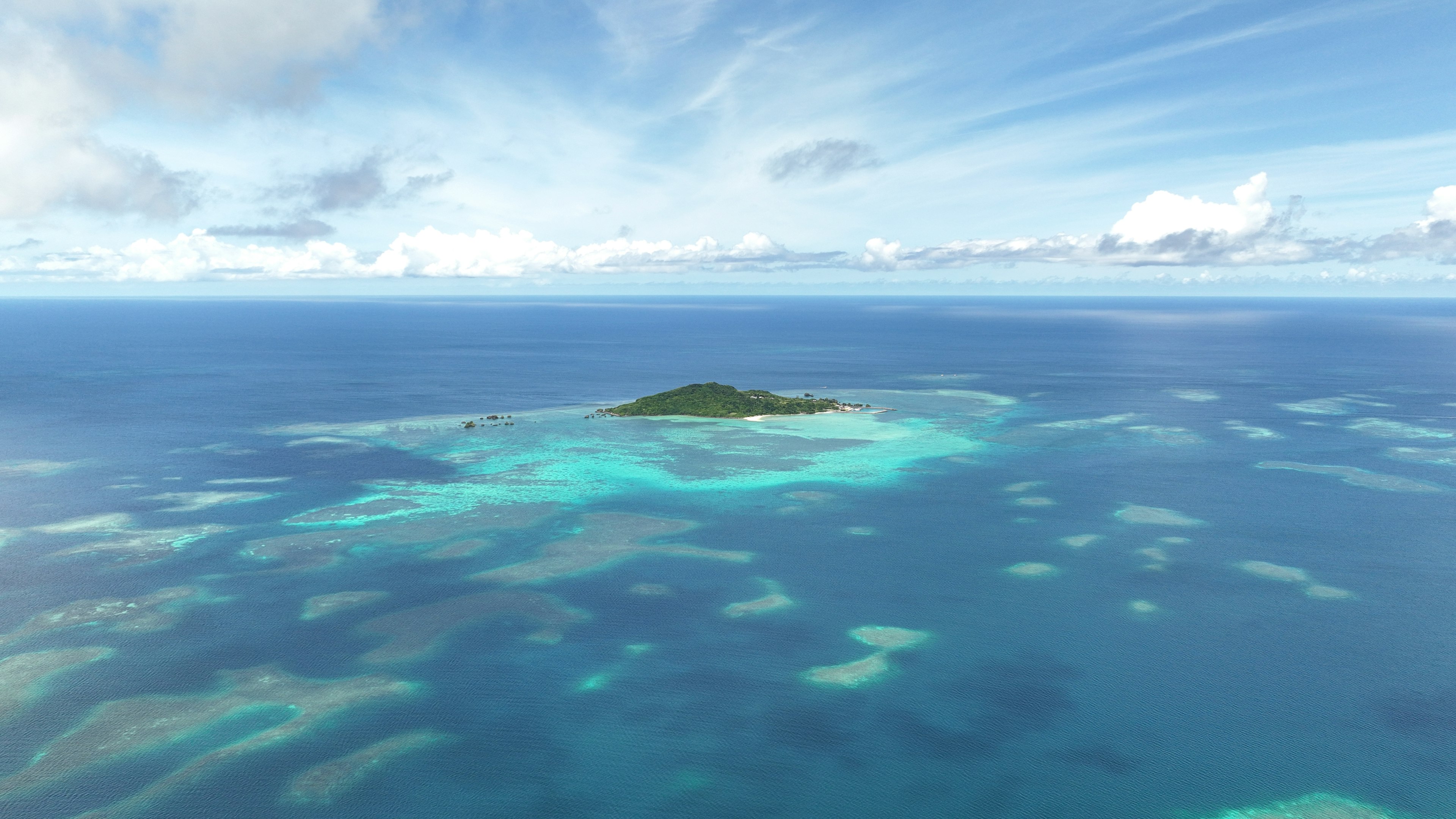 Vue aérienne d'une petite île entourée d'un océan bleu