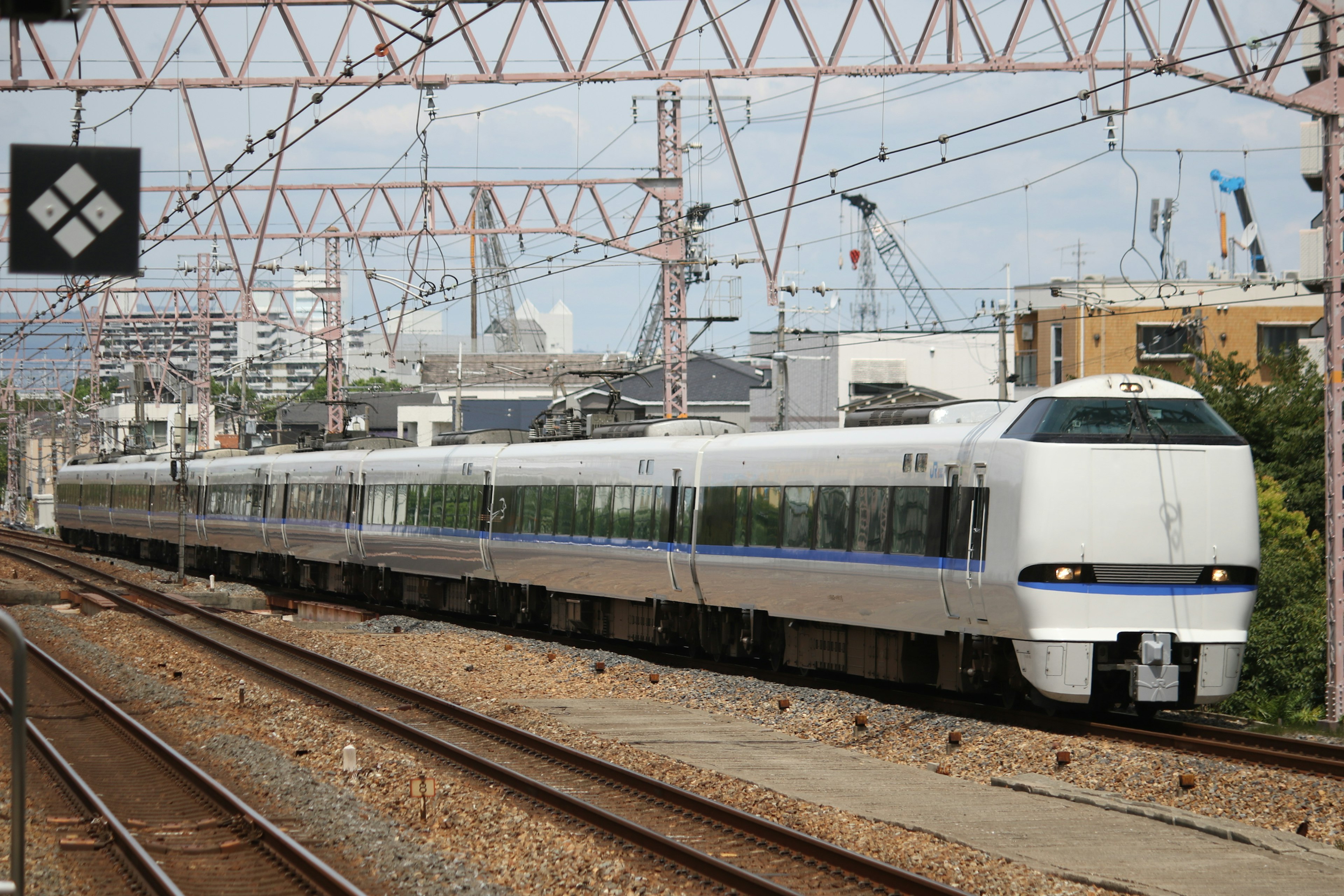 一列白色新幹線列車在軌道上行駛