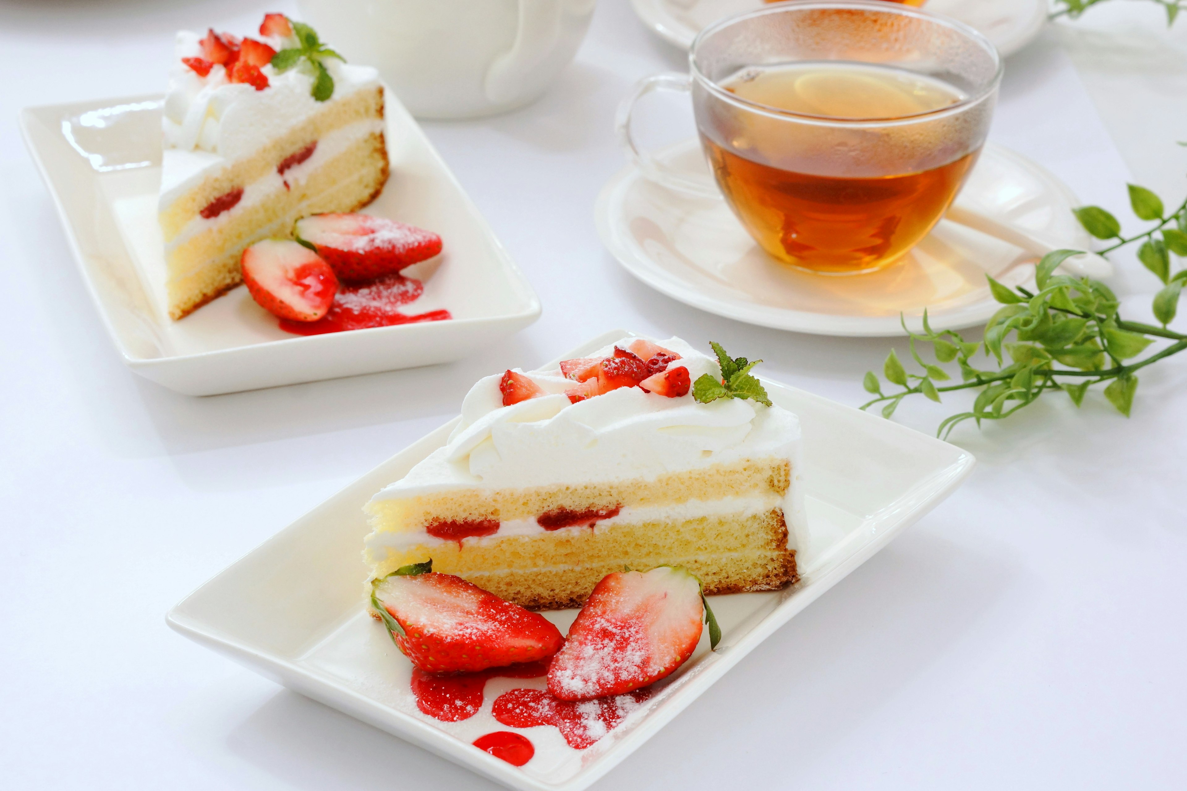 Hermosa presentación de pastel de fresa y té