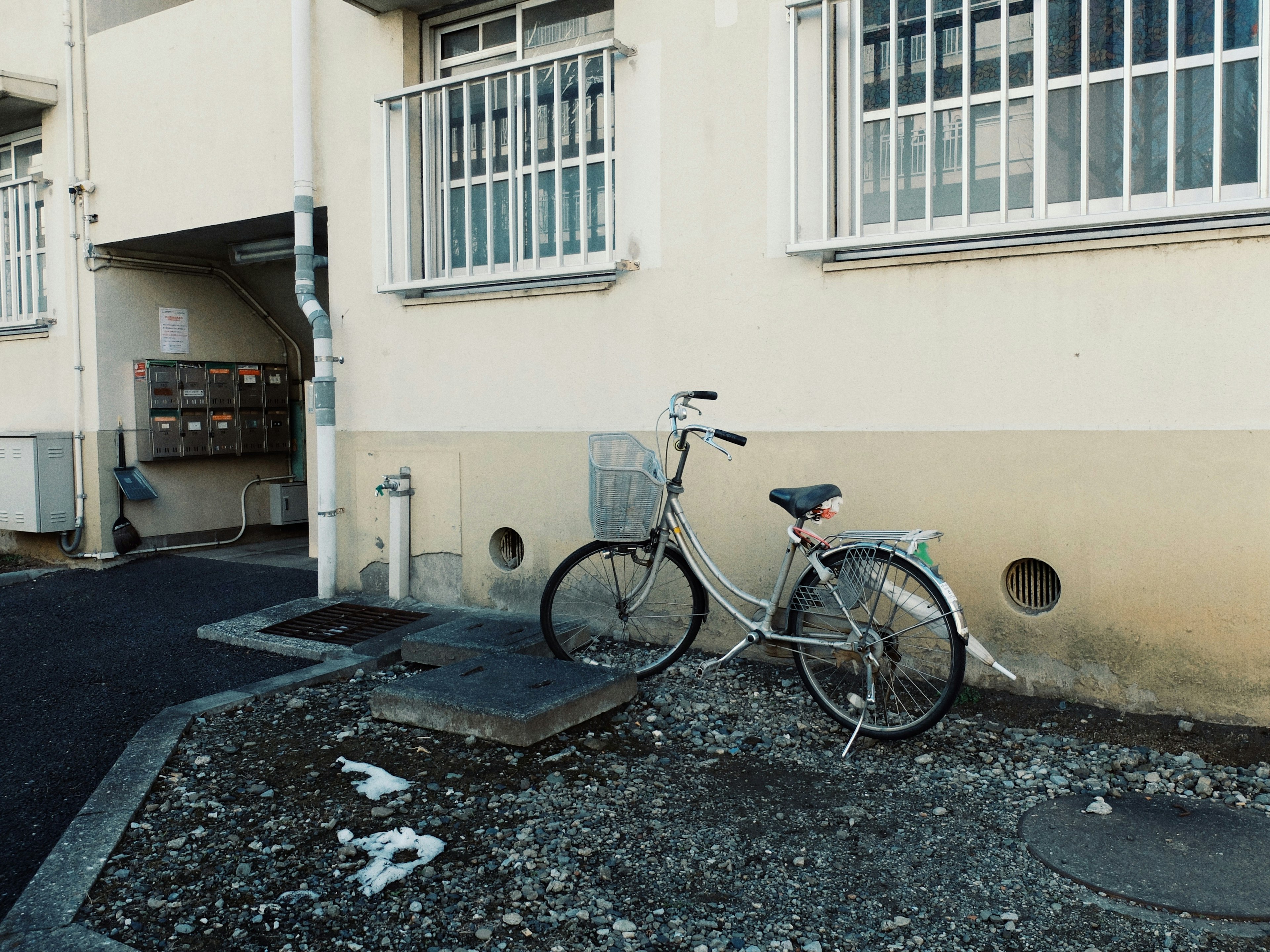 Ein weißes Fahrrad, das neben einem Gebäude geparkt ist