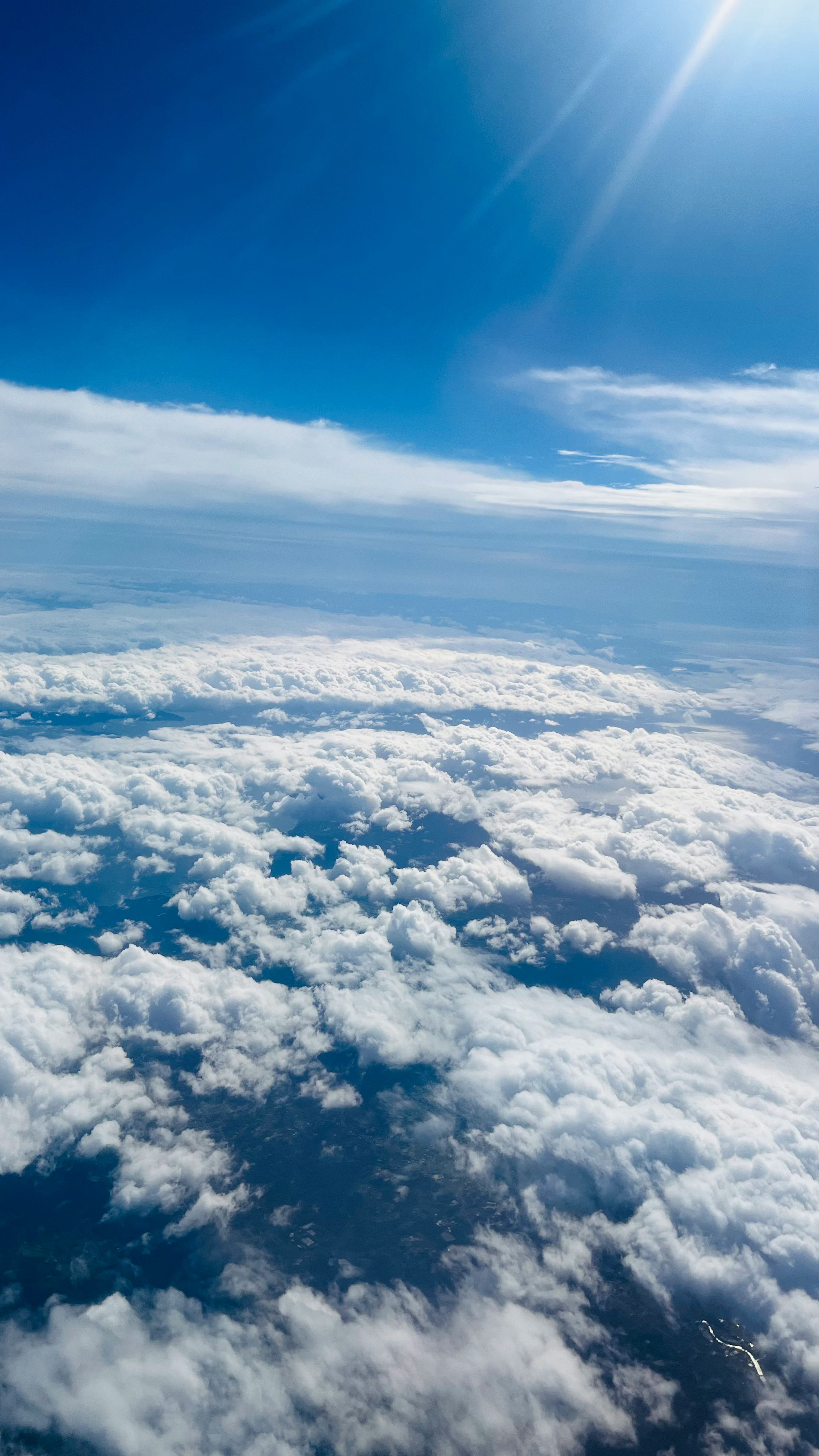 青空の下に広がる雲海と光