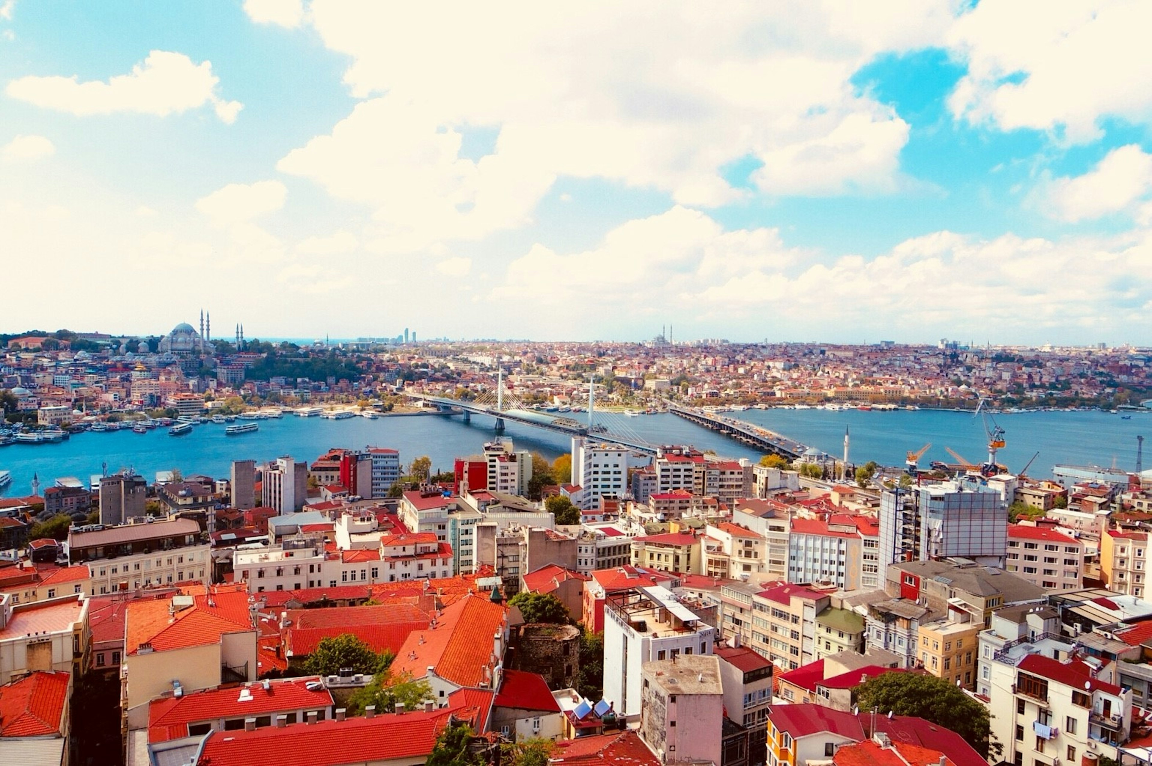 Vista panoramica di Istanbul che mostra il paesaggio urbano e i corpi d'acqua