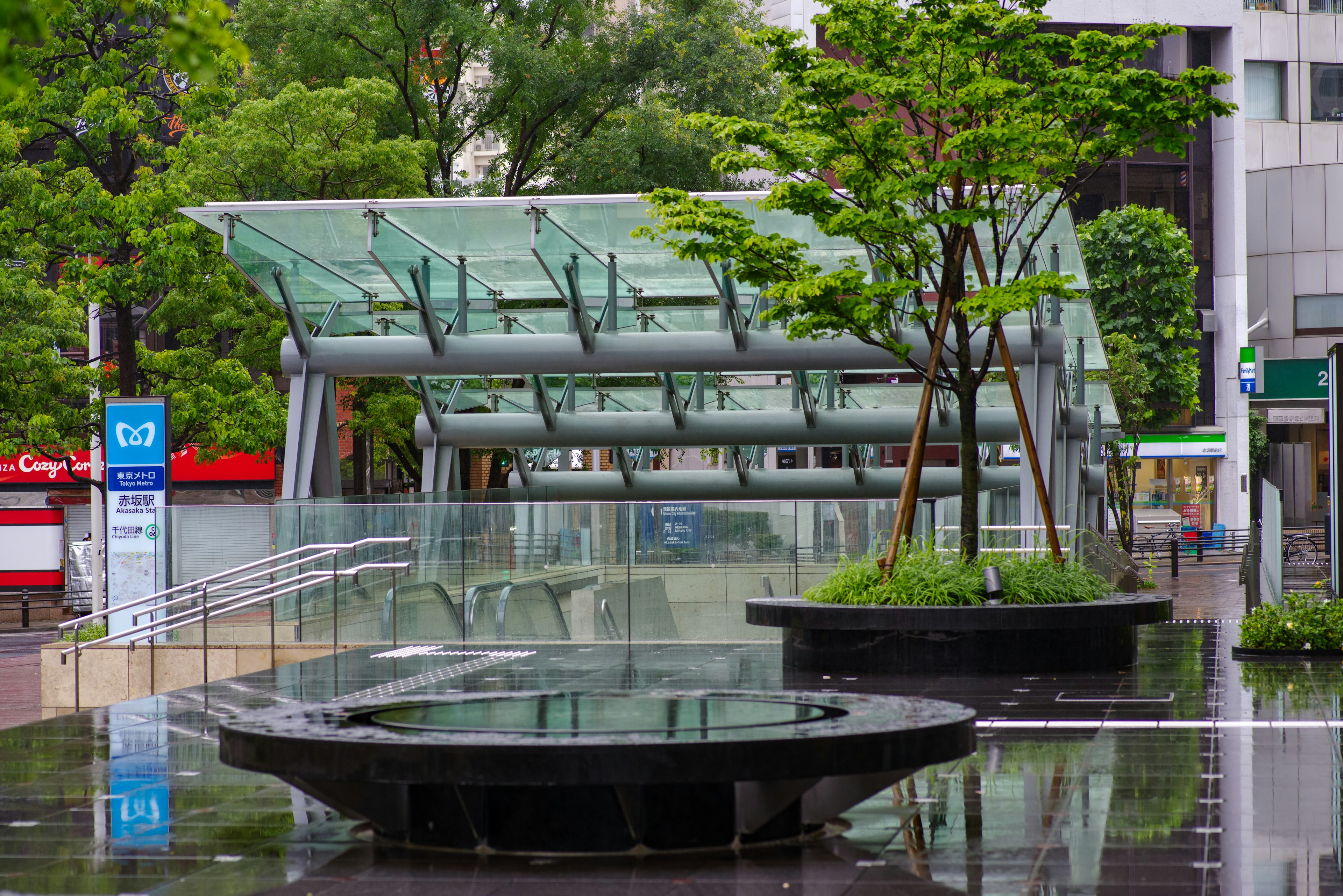 Passerelle moderne avec toit en verre et verdure dans un cadre urbain