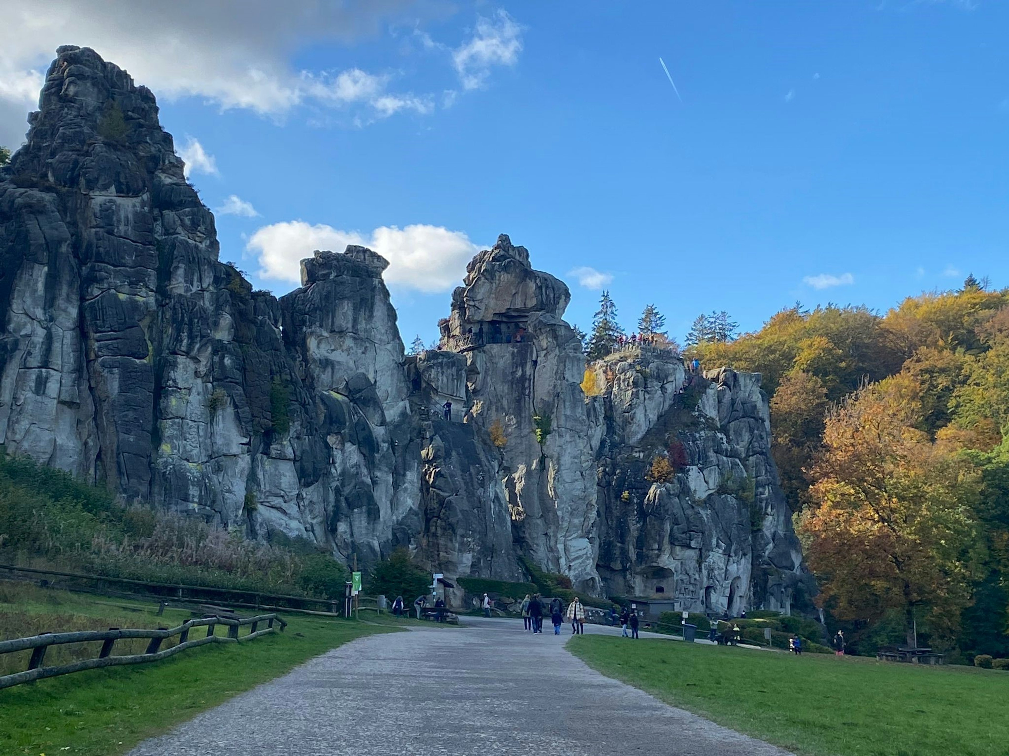 Maestose formazioni rocciose con fogliame autunnale