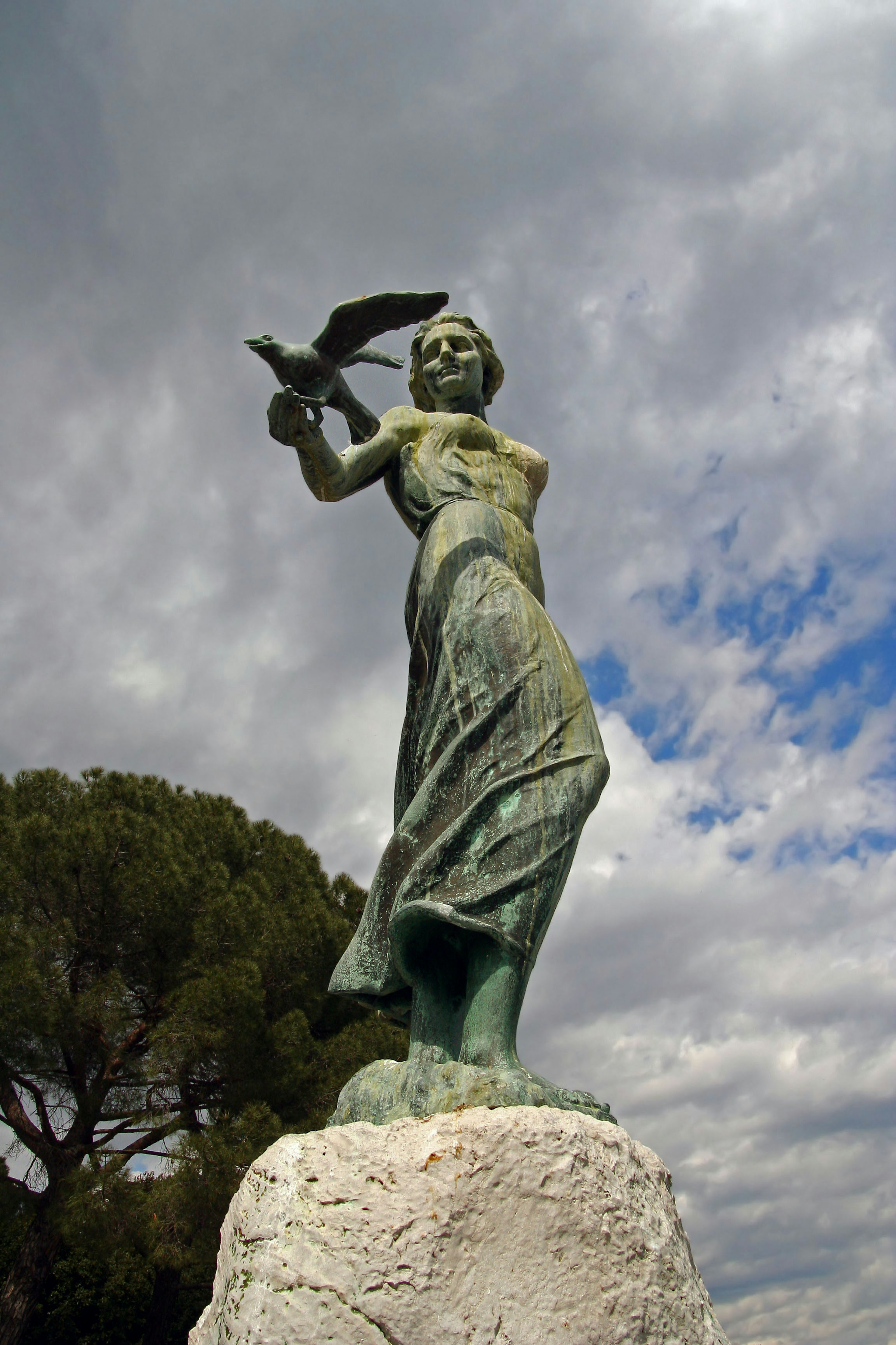 Statue en bronze d'une femme regardant le ciel