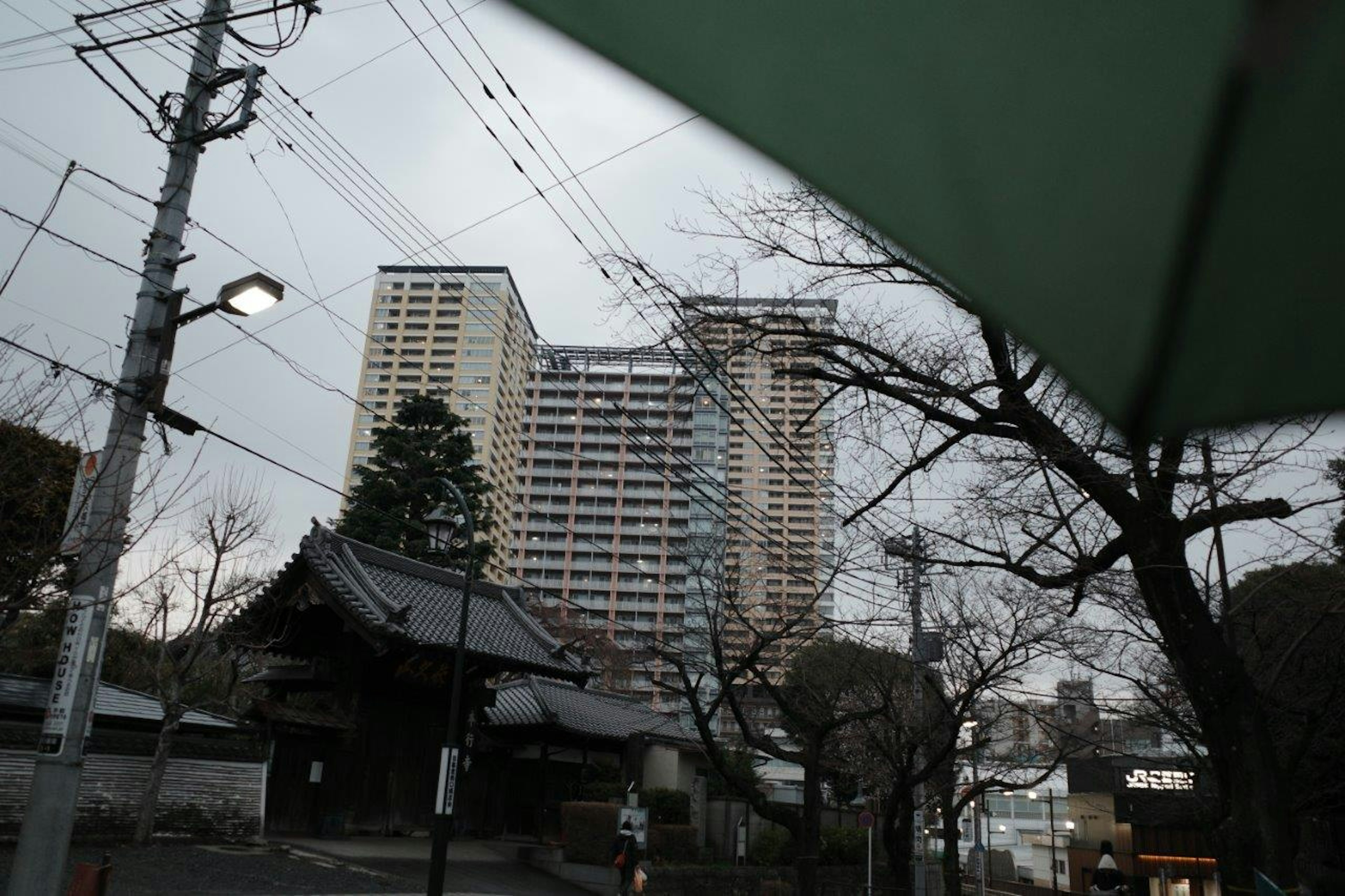 Paysage urbain avec un immeuble de grande hauteur et un temple traditionnel