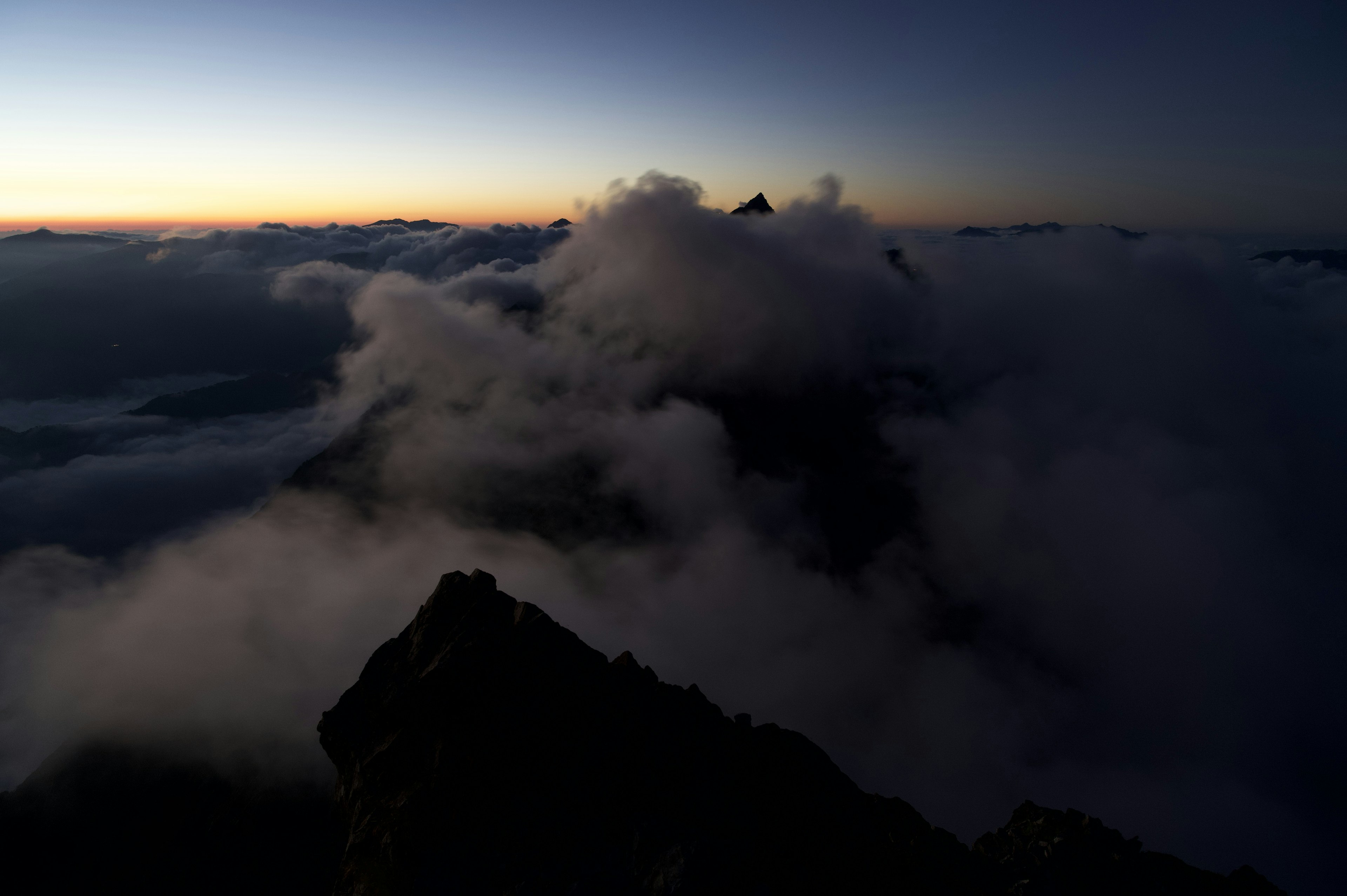 山の頂上から見た雲と夕暮れの風景