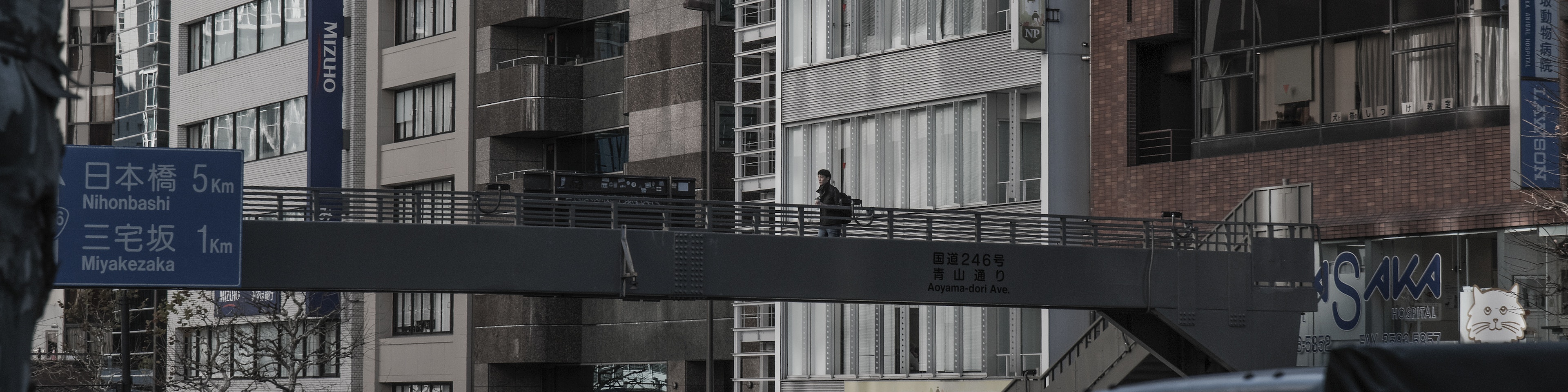 Pont piétonnier urbain avec des bâtiments environnants