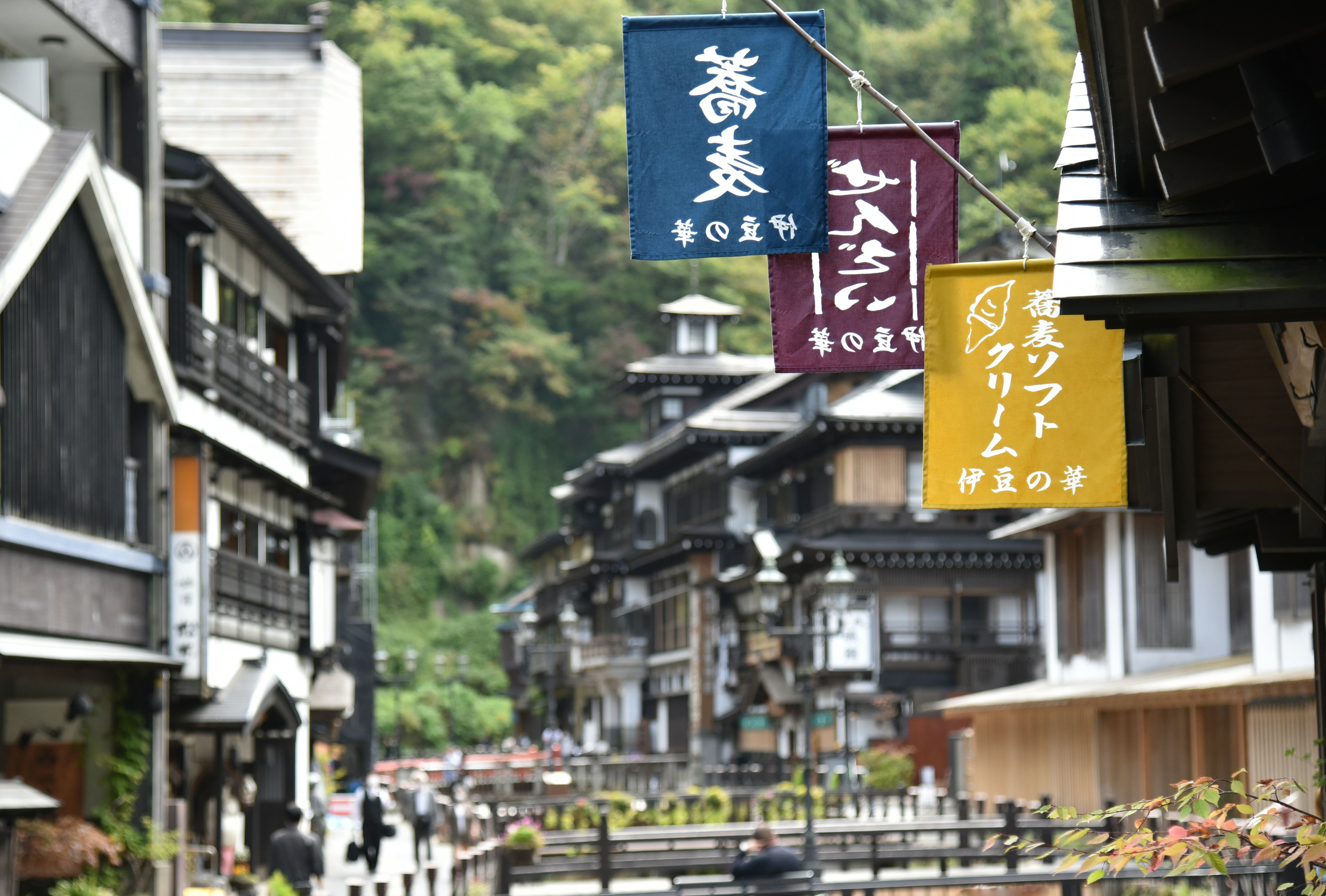 温泉街の通りにある伝統的な建物と色とりどりの看板