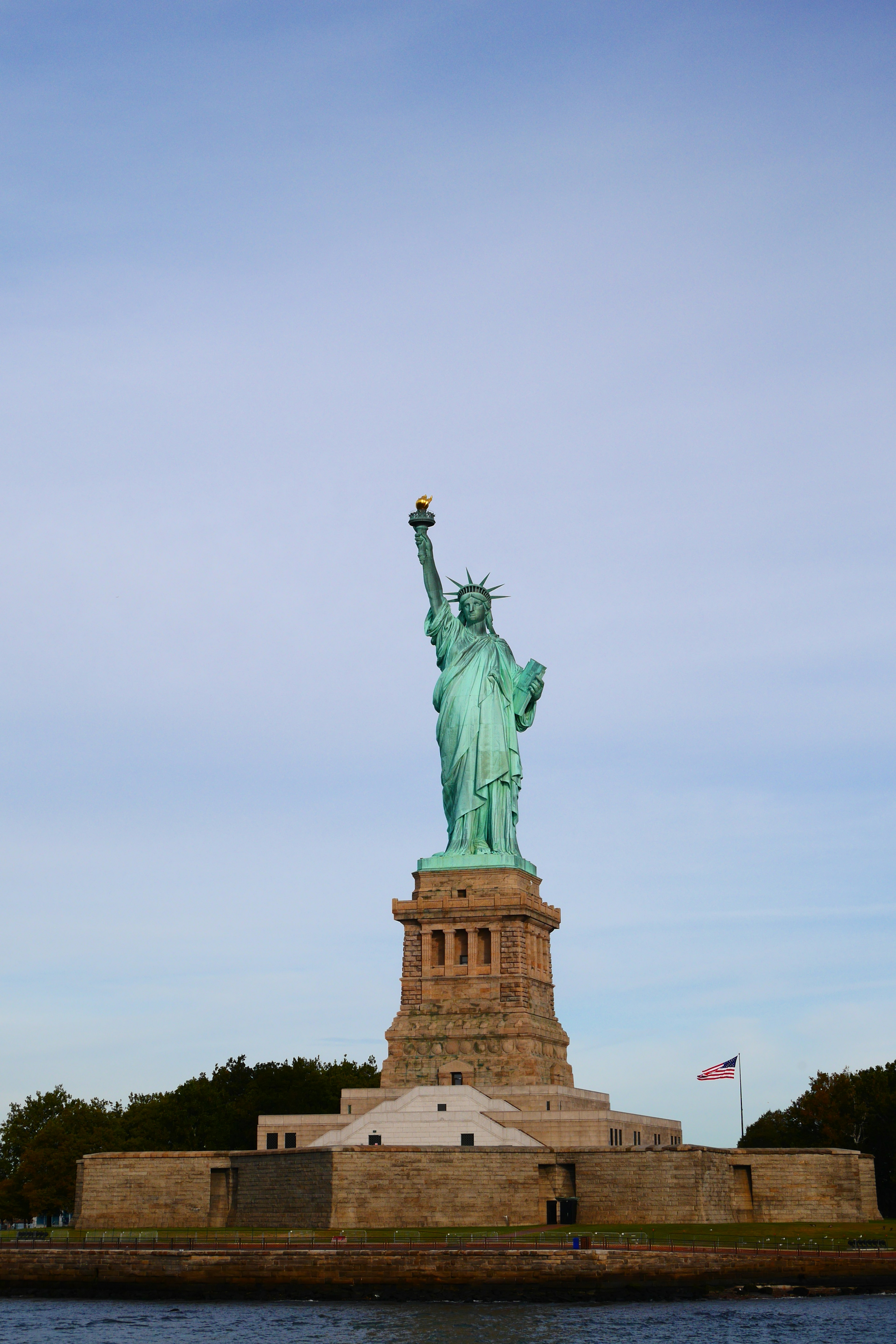 Freiheitsstatue steht unter einem blauen Himmel