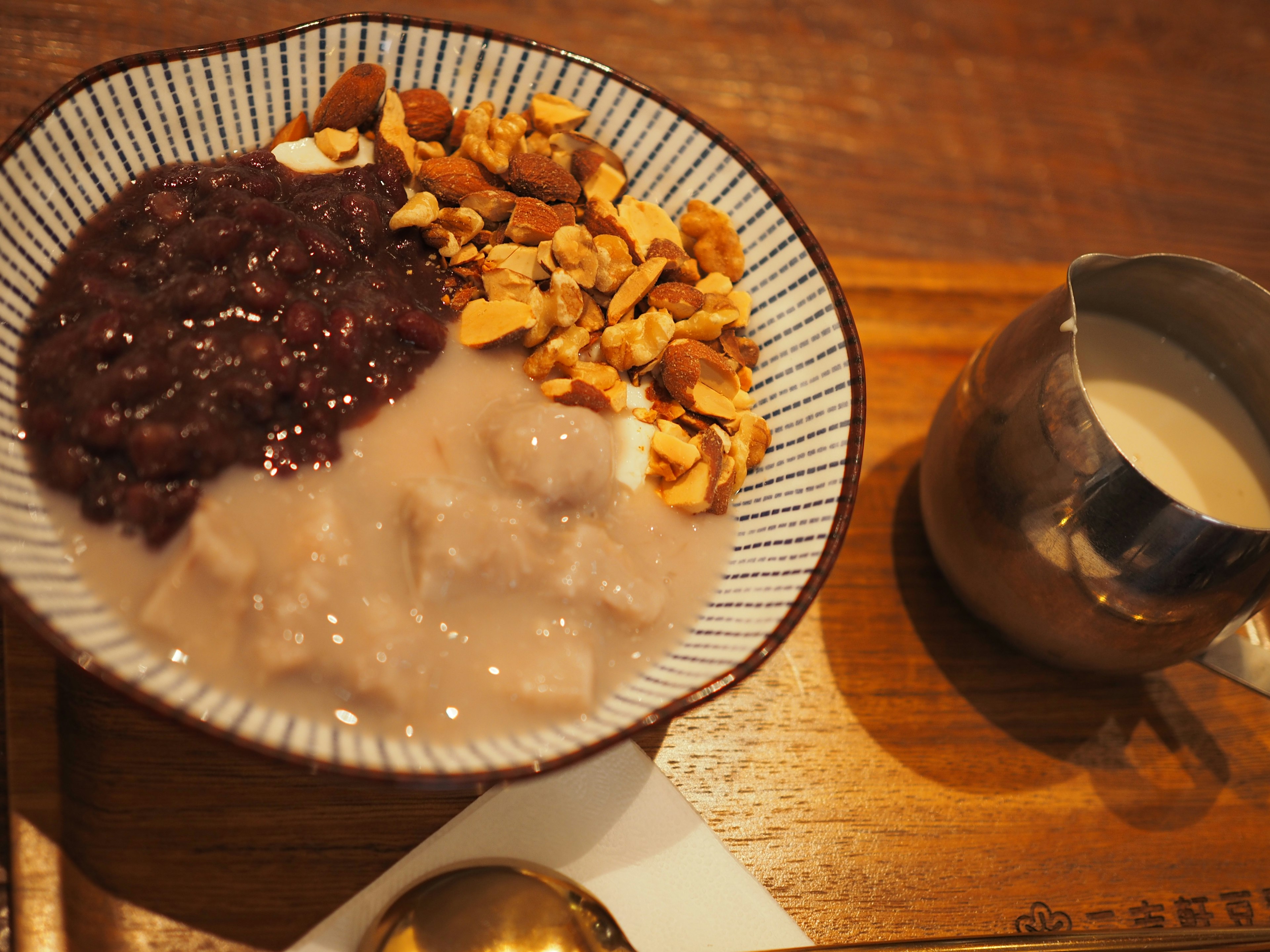 Un bol de dessert délicieux avec de la pâte de haricots rouges des noix et une sauce crémeuse