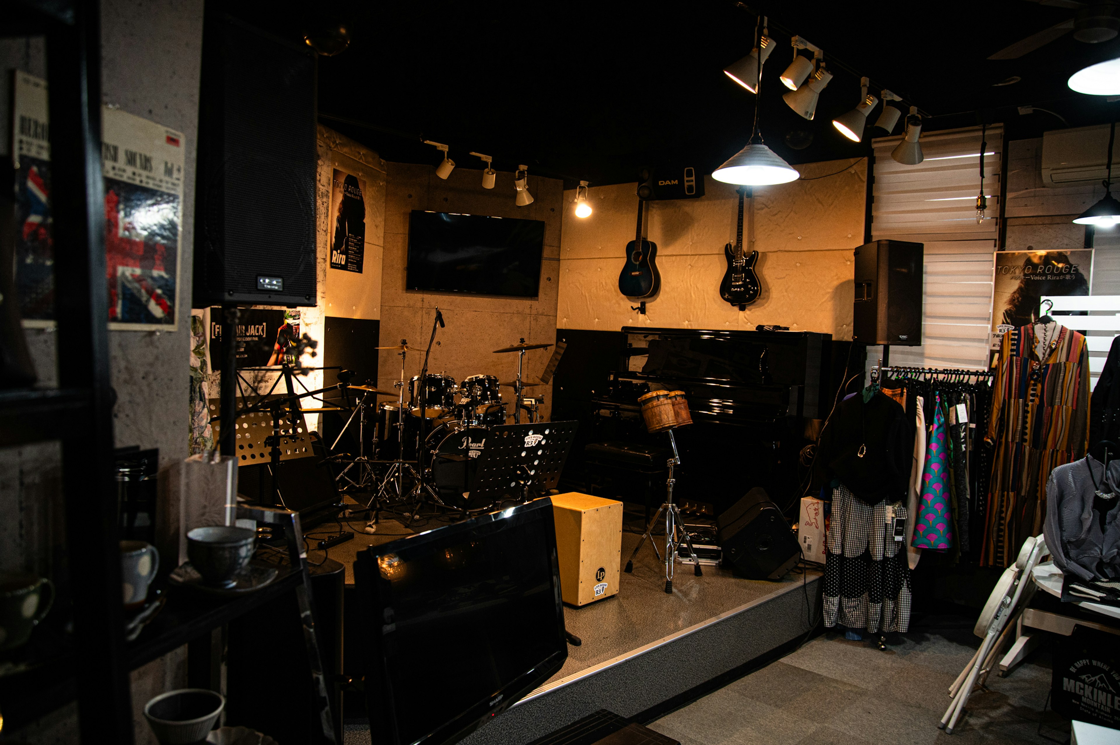 Intérieur d'un studio de musique avec des instruments et des vêtements