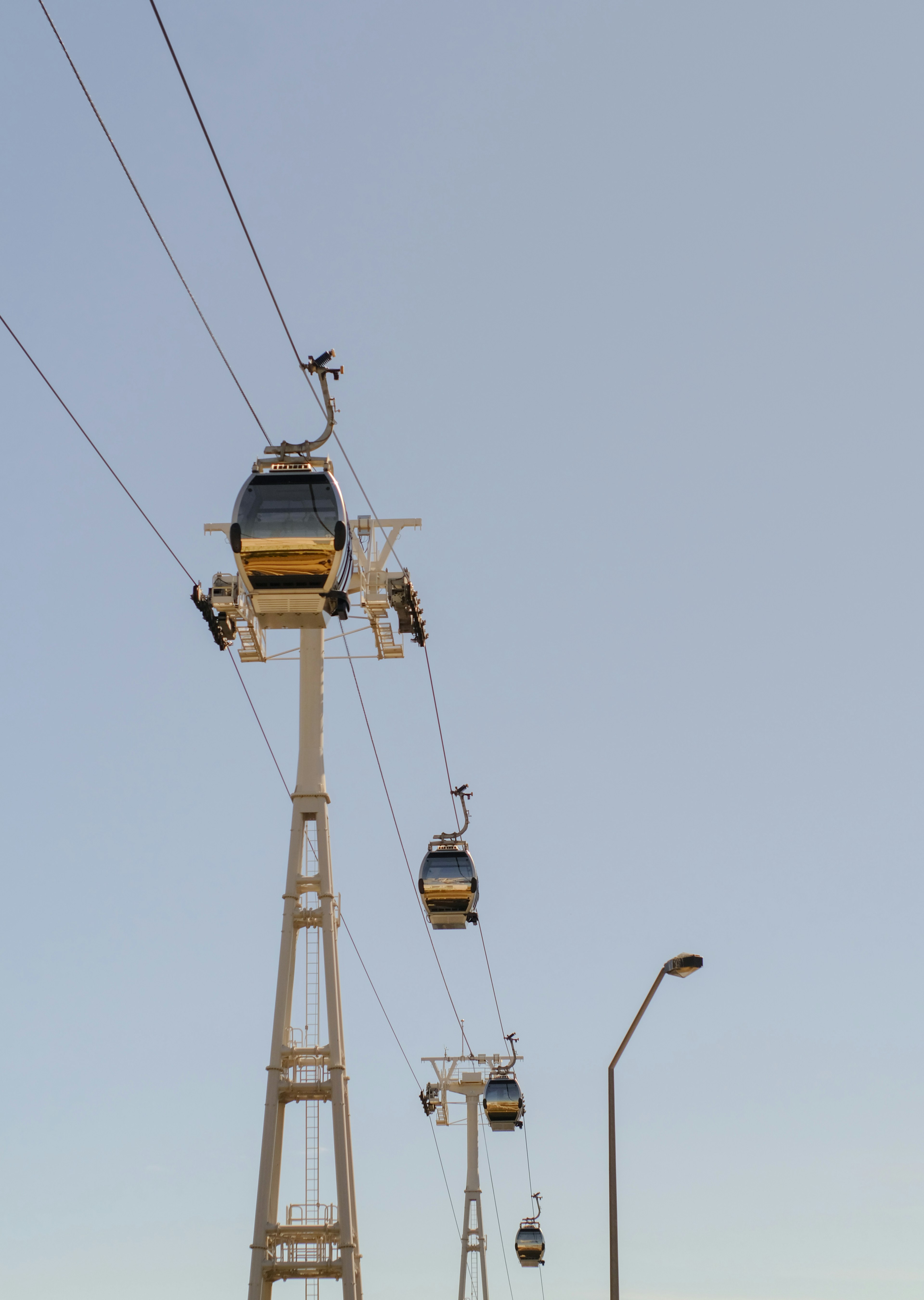 Gondola kereta gantung yang tergantung di langit dengan menara penyangga