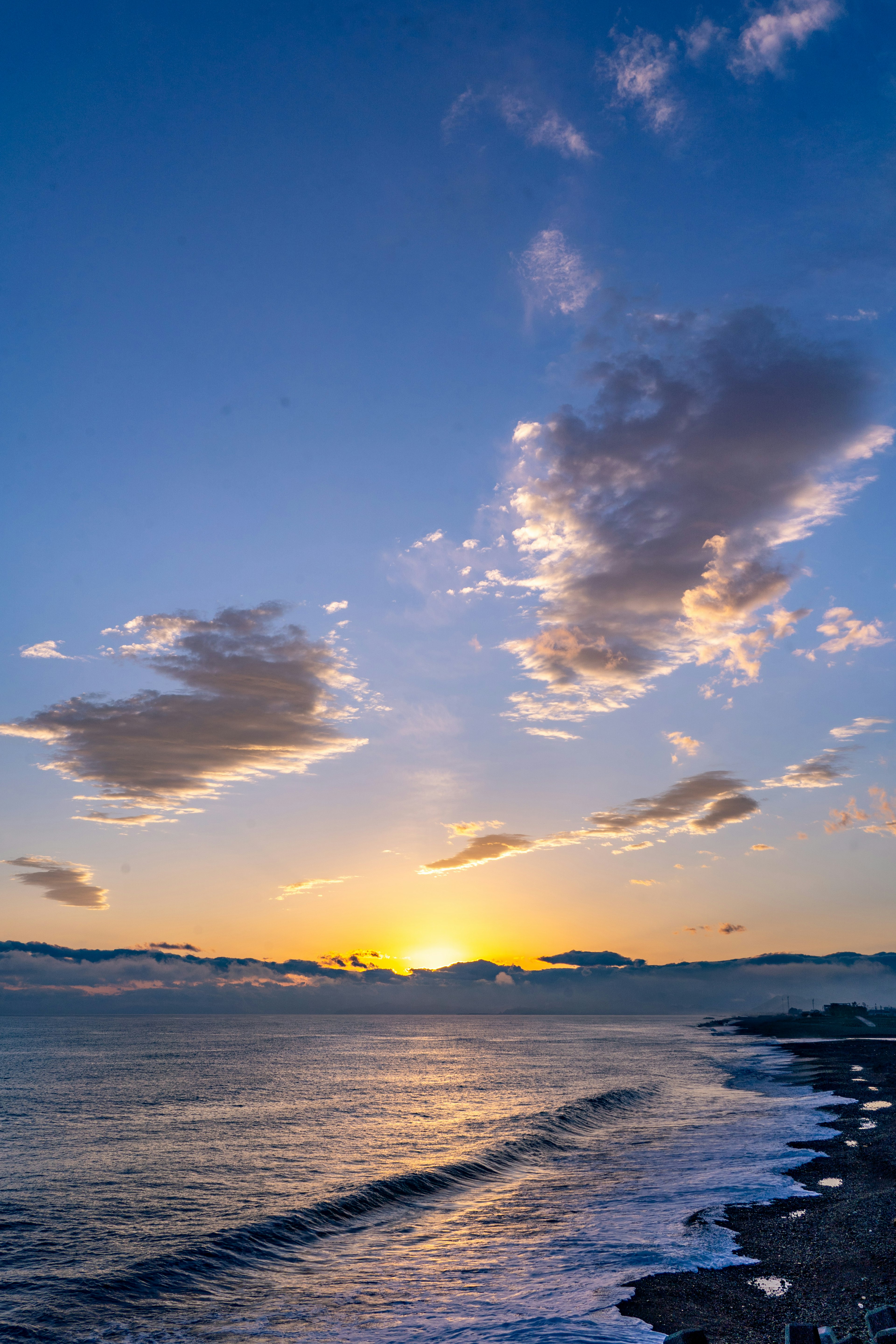 美しい海の夕日と青い空に浮かぶ雲