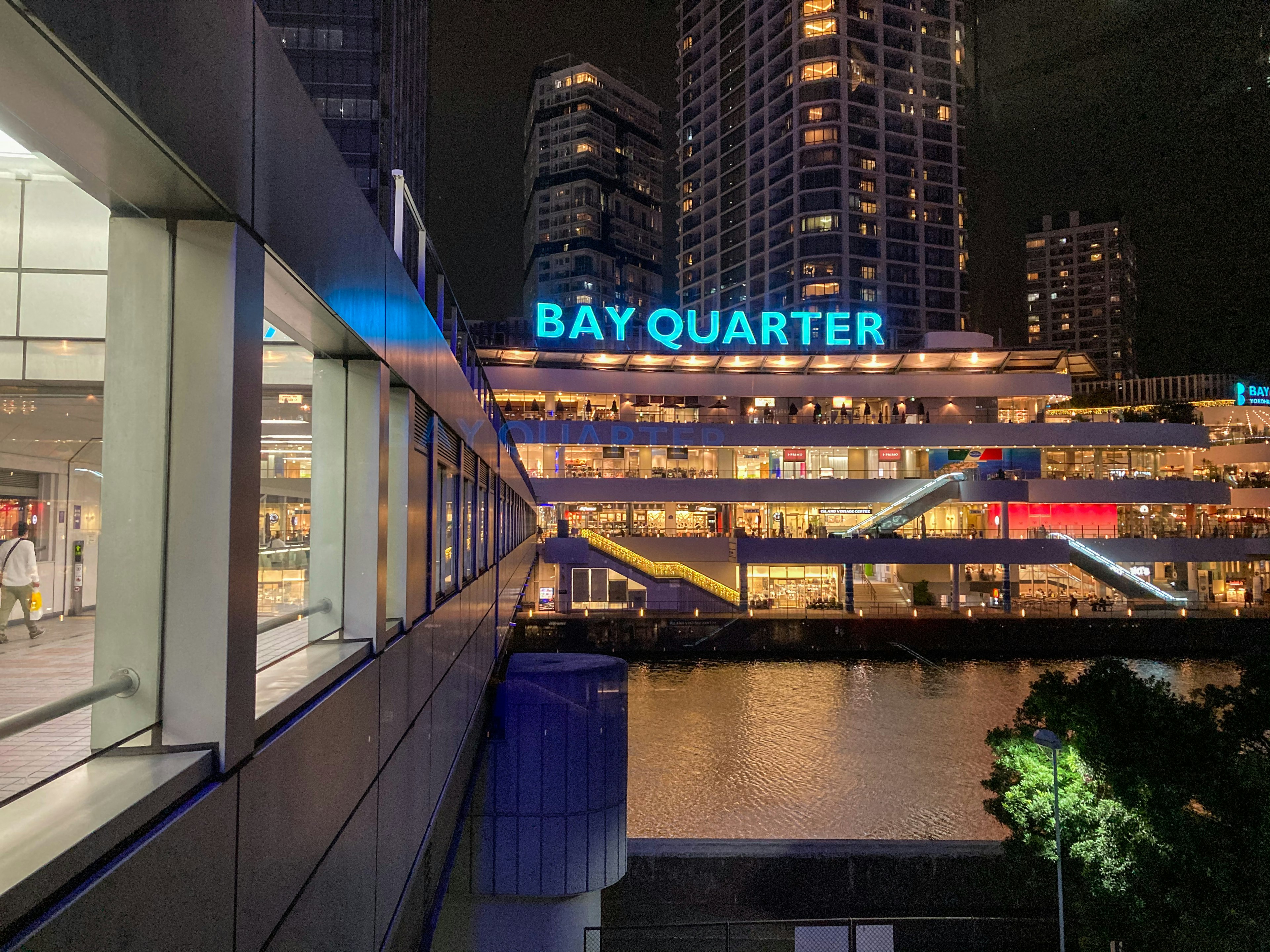 Insegna luminosa di Bay Quarter a Yokohama di notte con edifici moderni