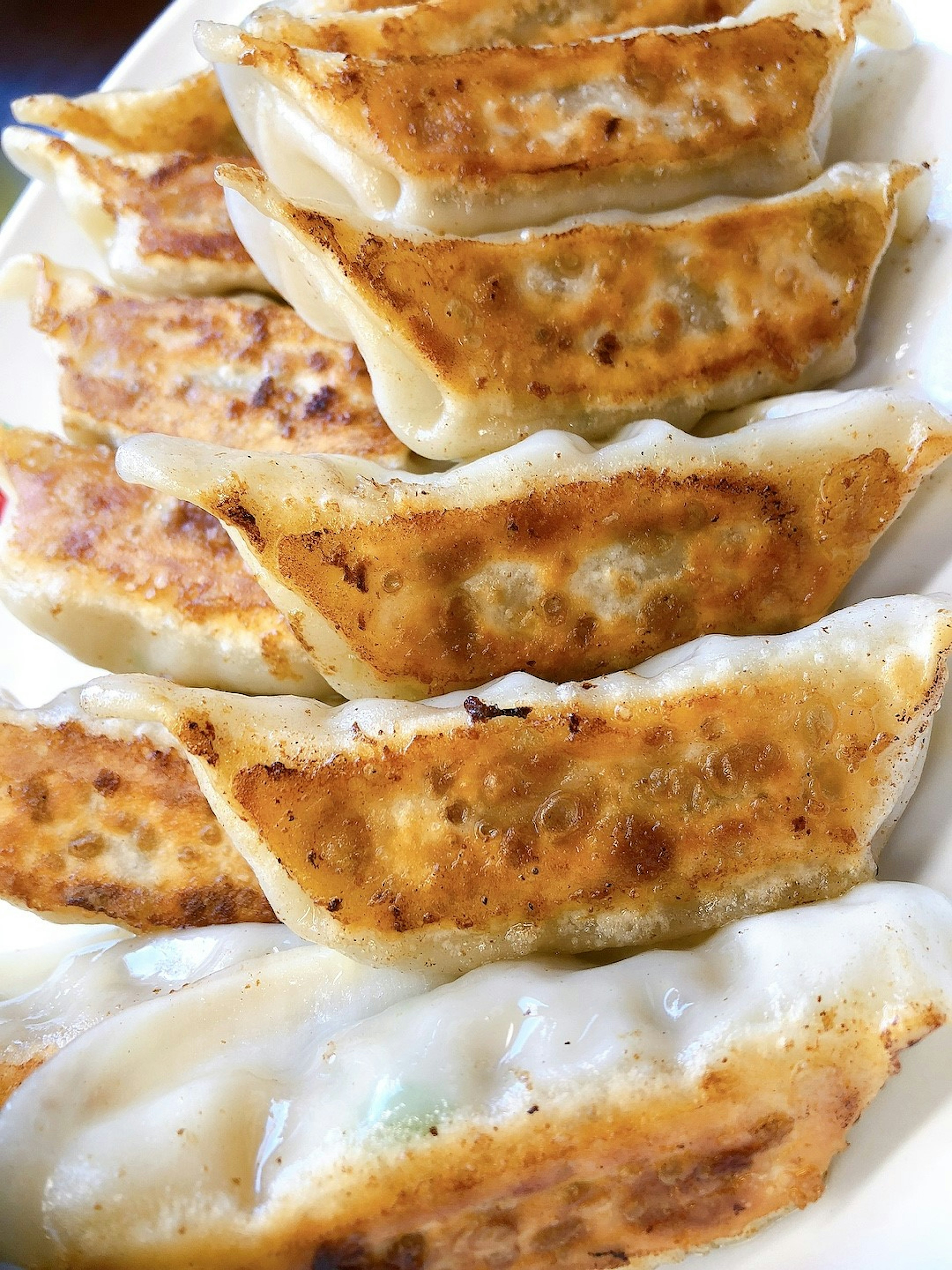 Dumpling goreng yang disusun cantik di atas piring