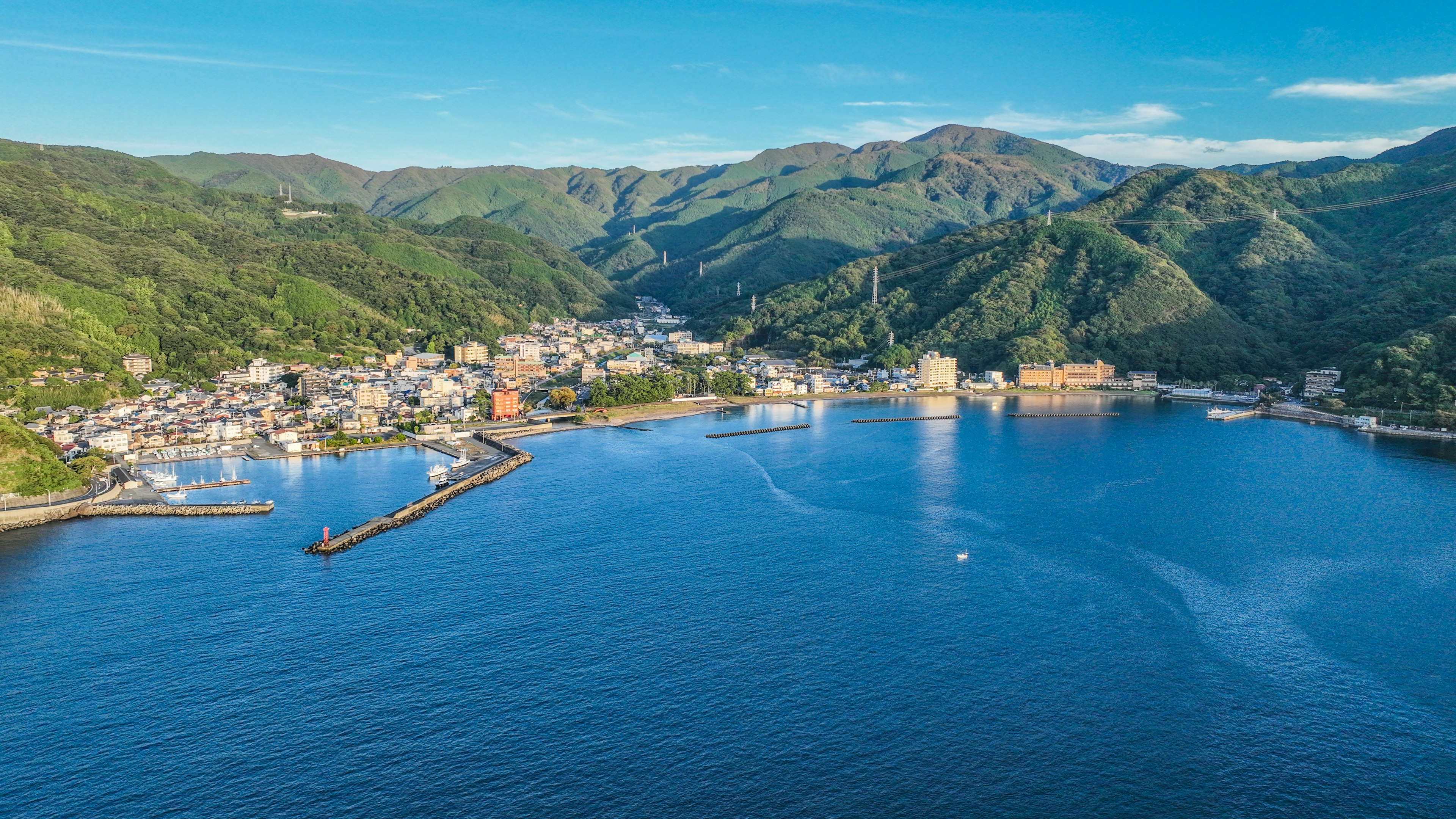 美しい海と山々に囲まれた港町の風景