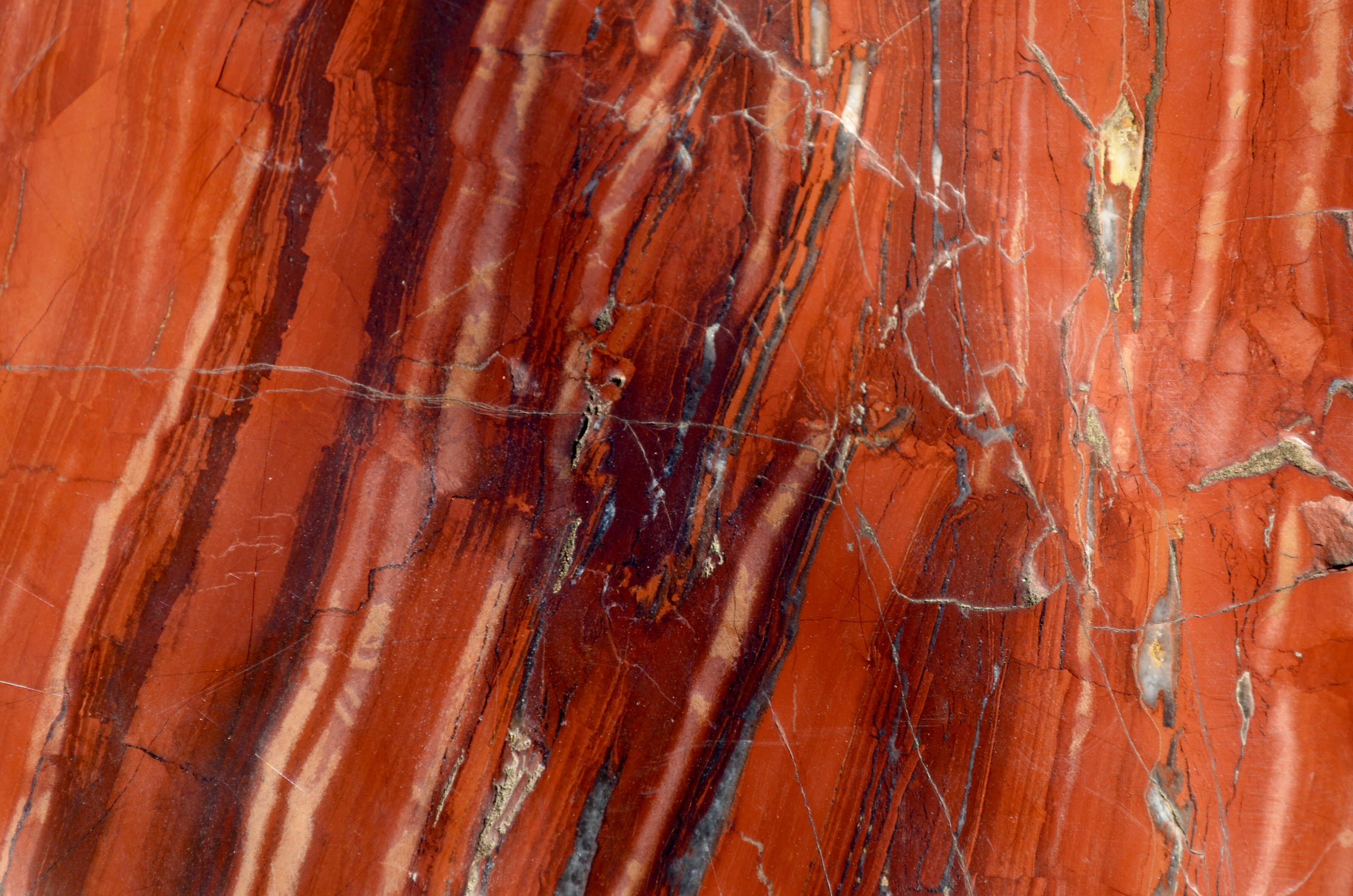 Acercamiento de mármol rayado rojo y blanco