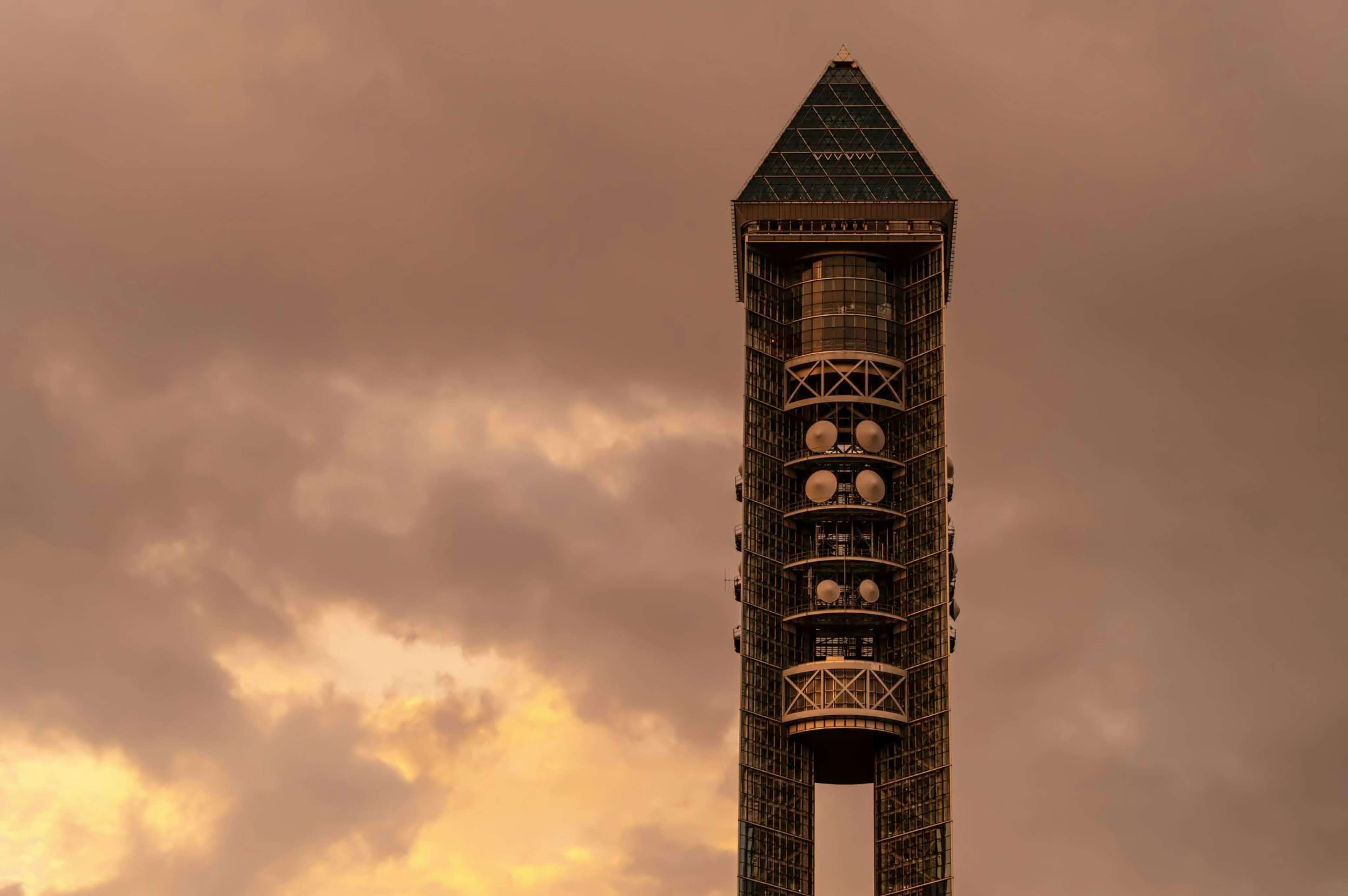 Imagen de una torre distintiva contra un cielo de atardecer