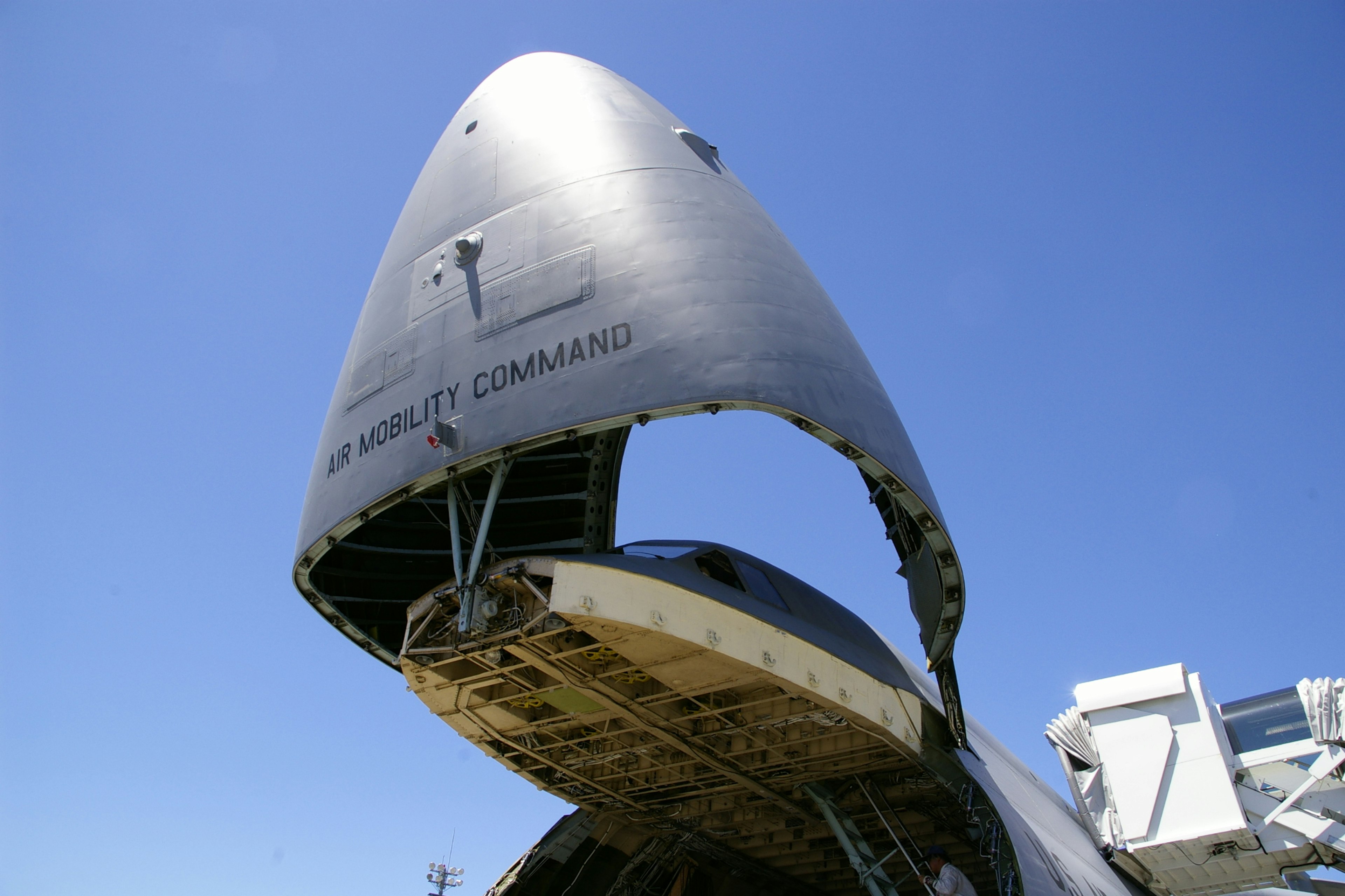 宇宙船の開いたキャノピーと青い空