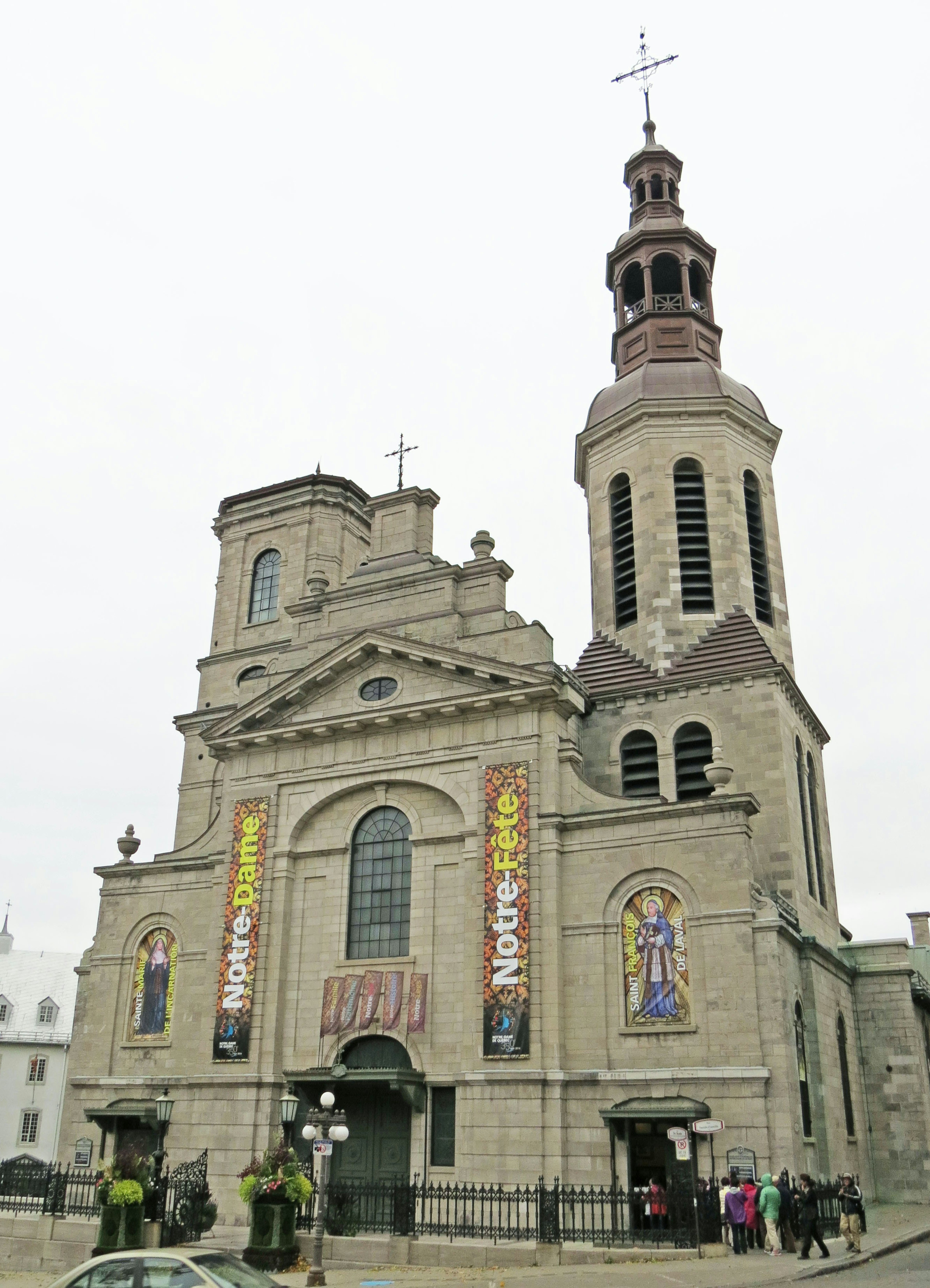 Vue extérieure d'une église avec des tours distinctives et une façade décorative