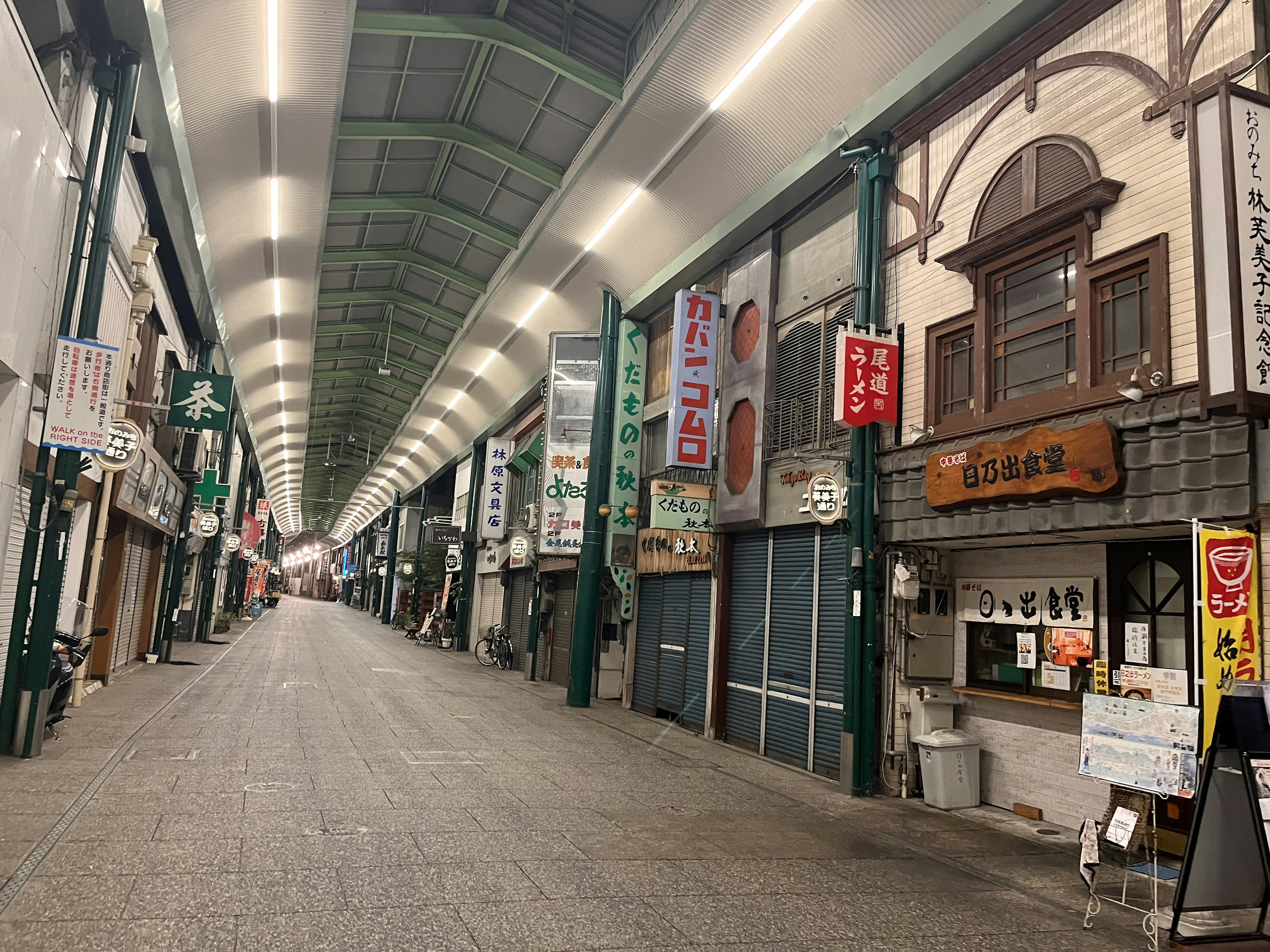 조용한 상점이 늘어선 쇼핑 거리와 조명