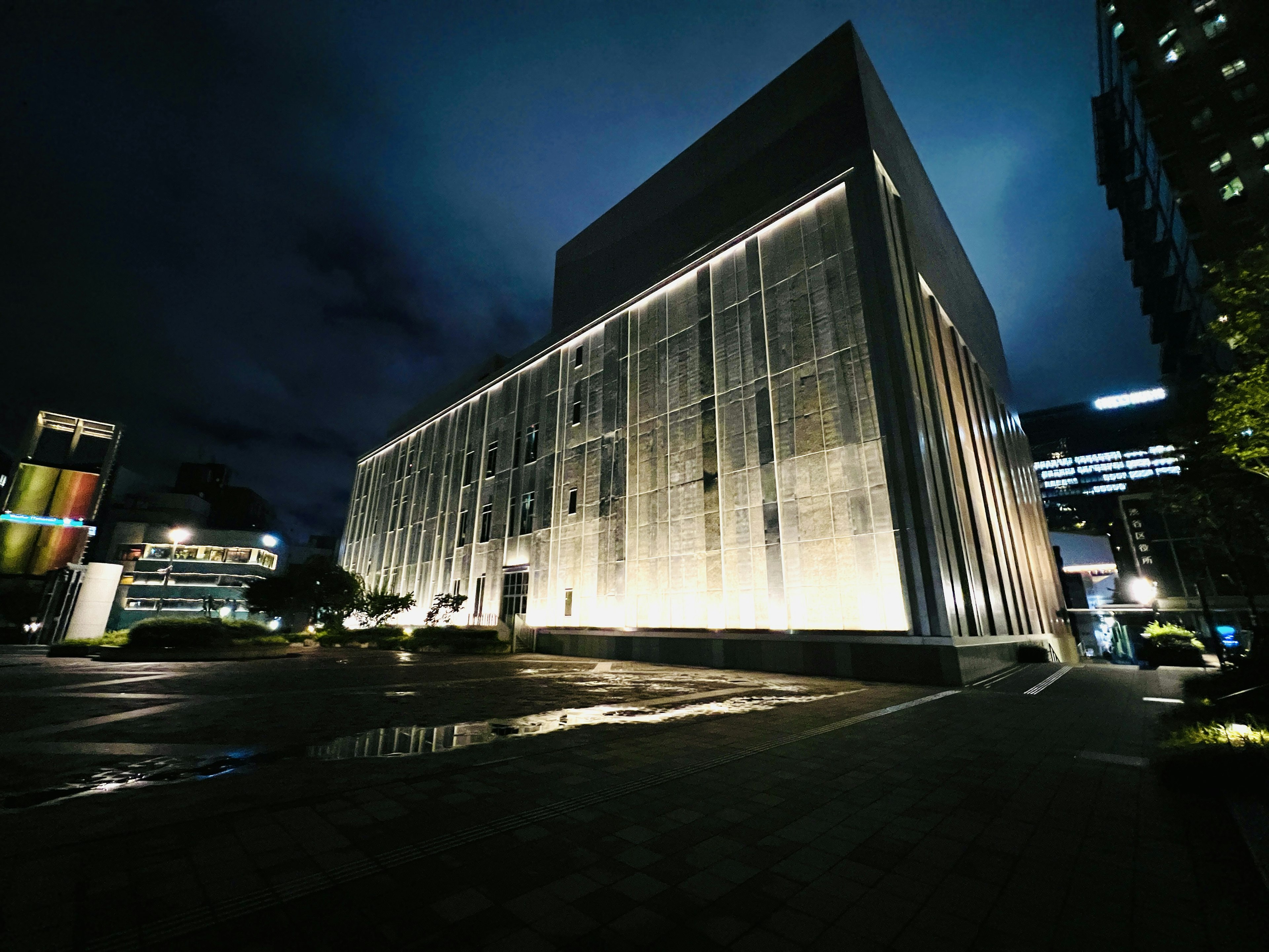 Fachada de un edificio moderno iluminada de noche