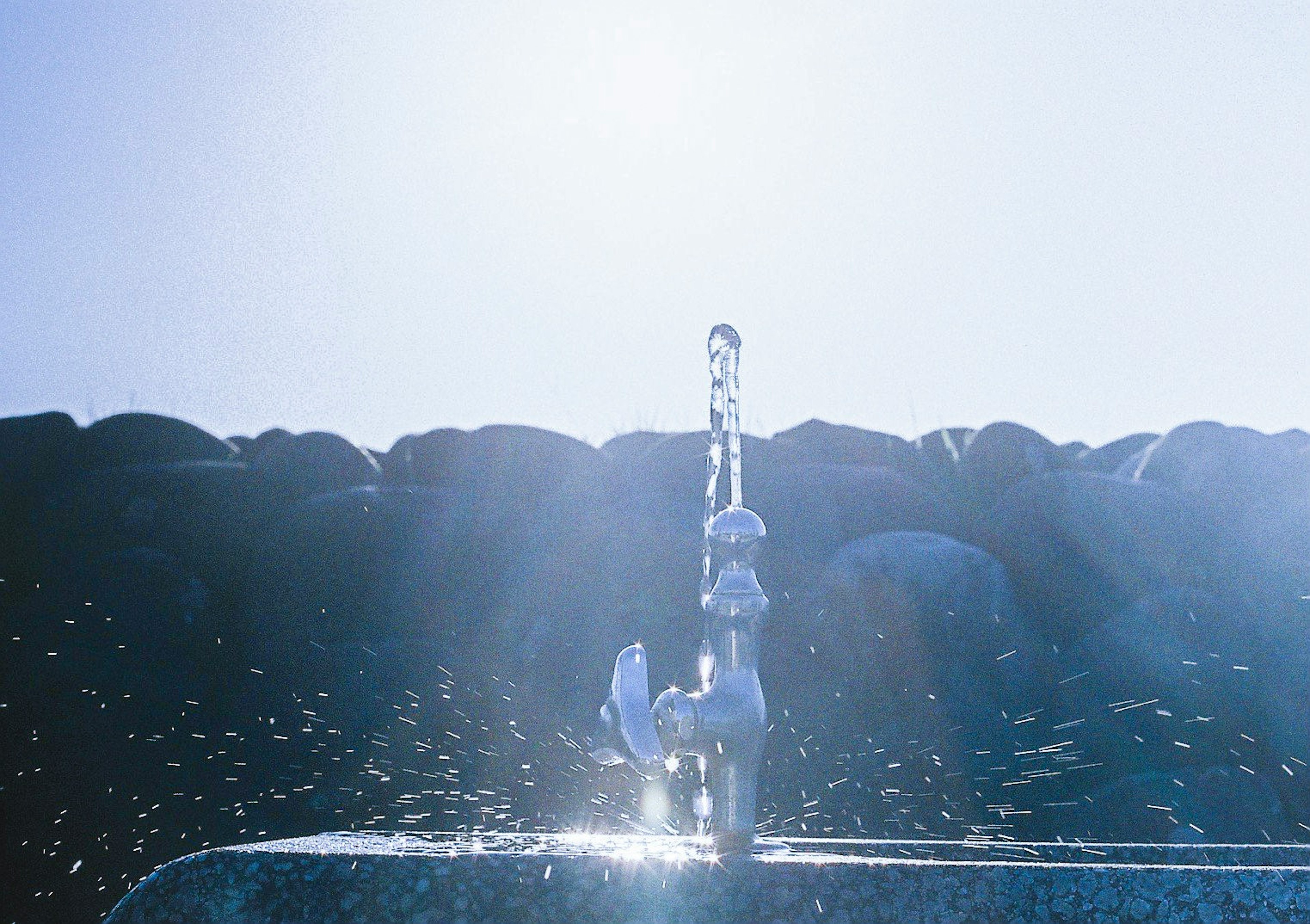 水が流れる水栓と光の反射が美しい風景