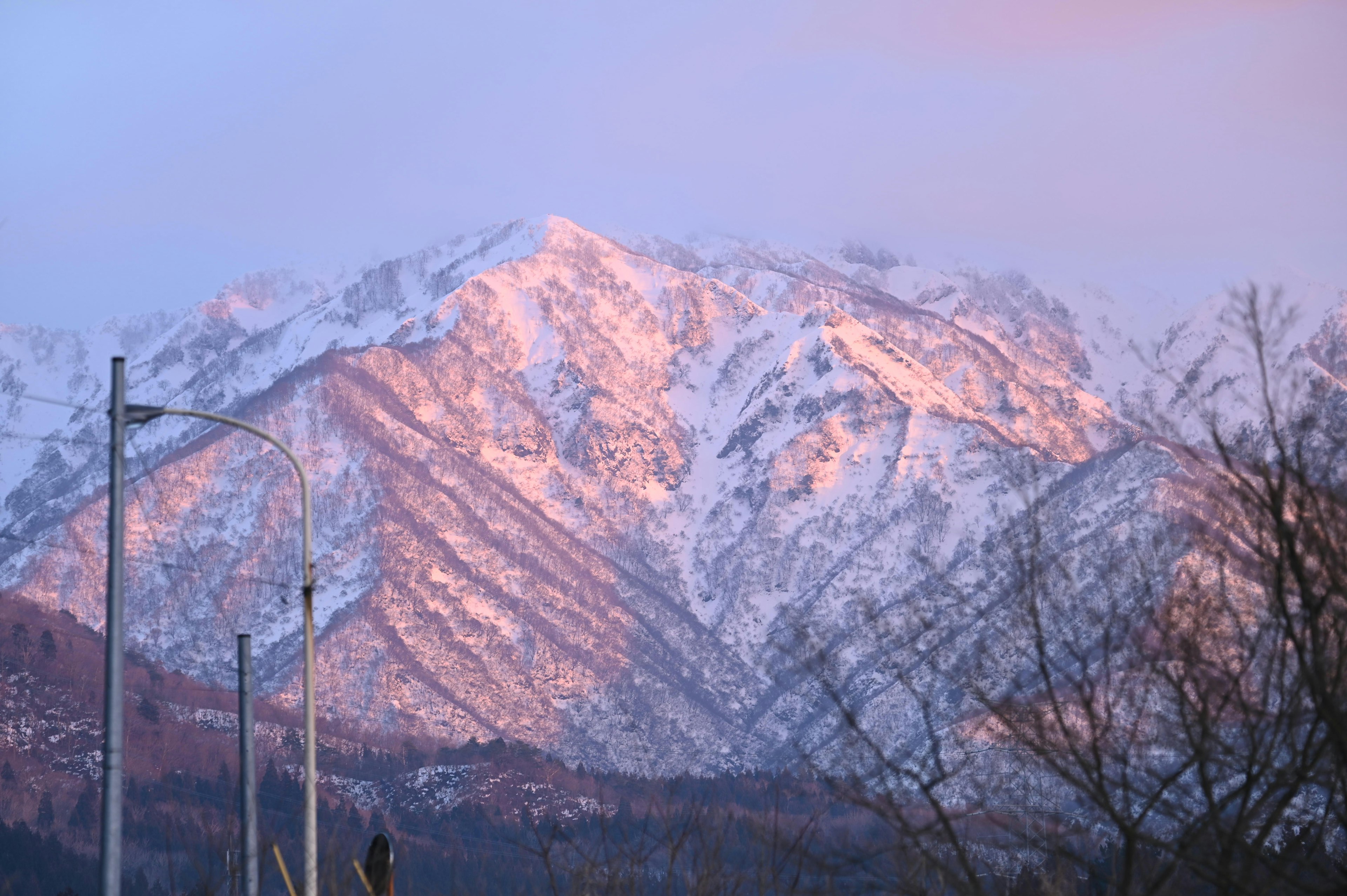 Vue au crépuscule des montagnes enneigées