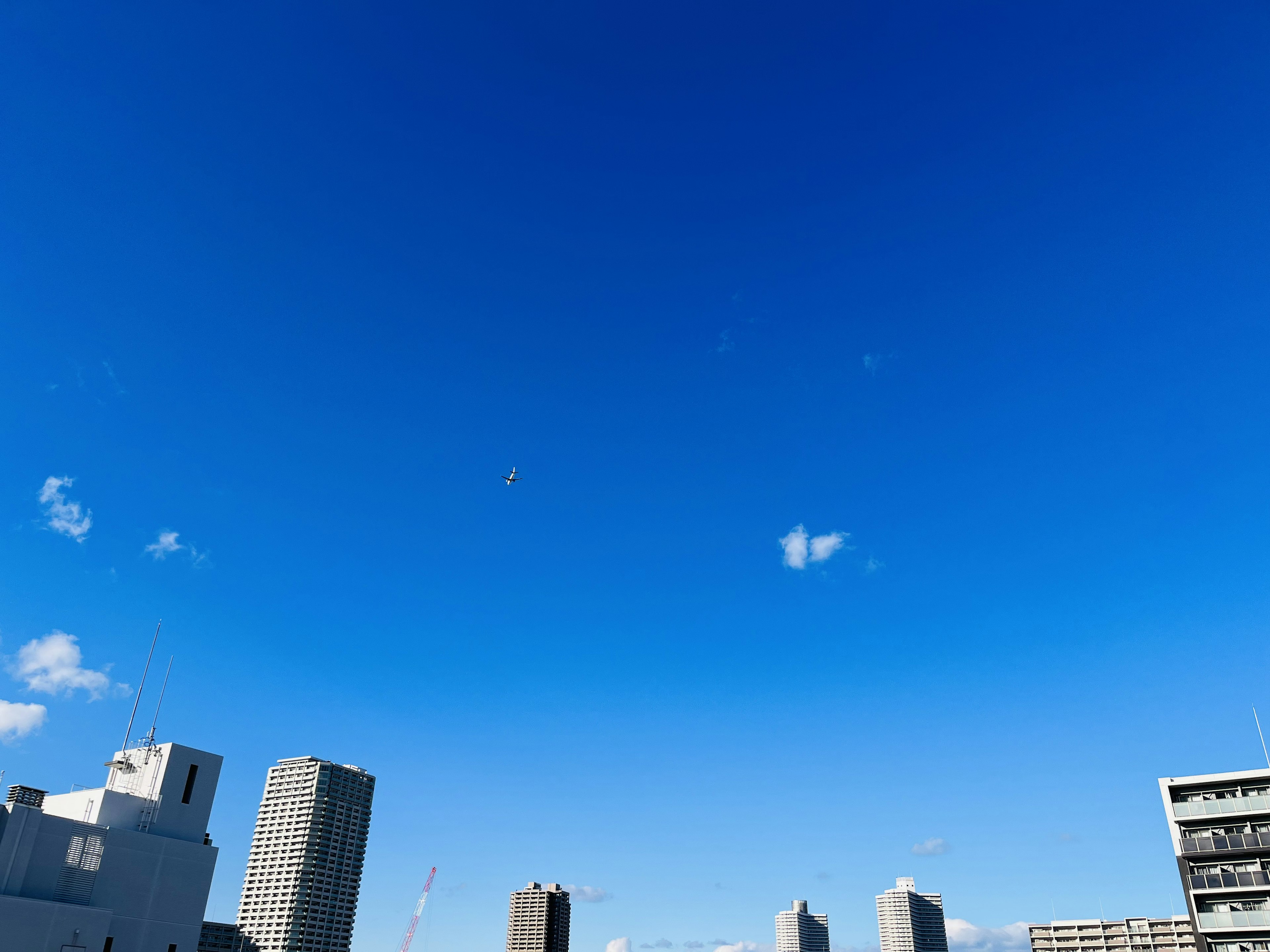 Linea dell'orizzonte della città con alti edifici sotto un cielo blu chiaro