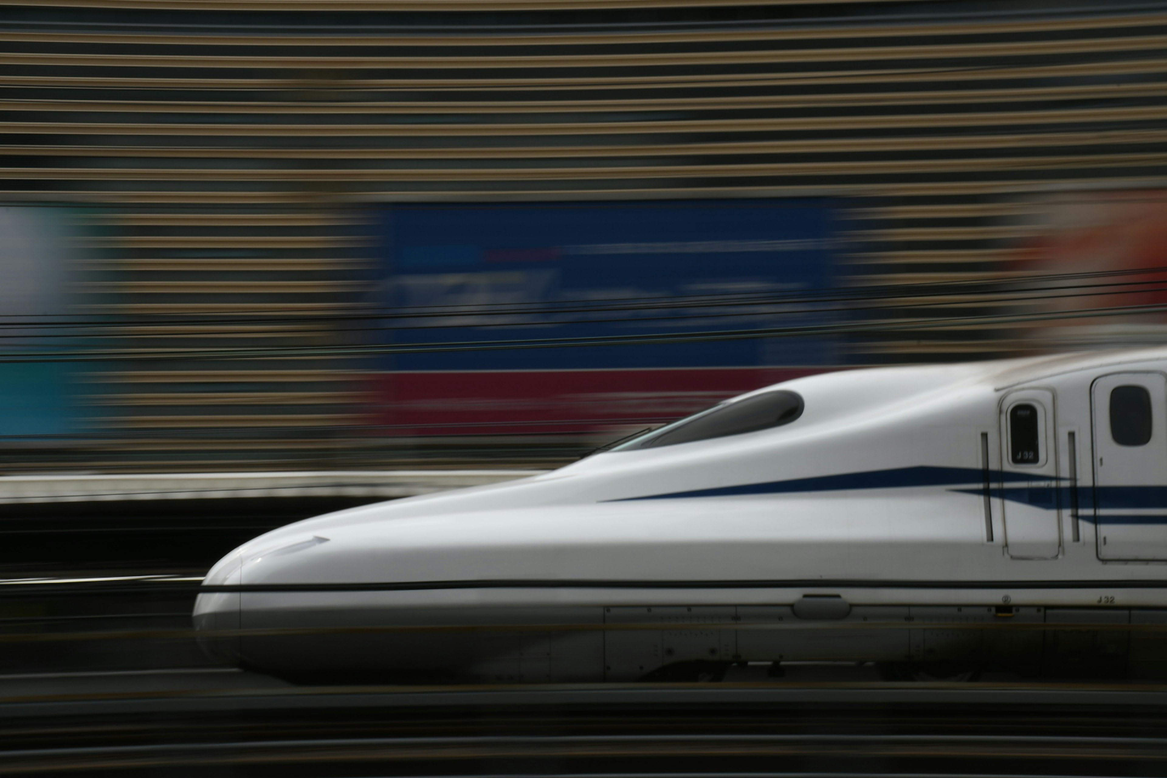 Gambar yang menampilkan desain ramping kereta Shinkansen dalam gerakan