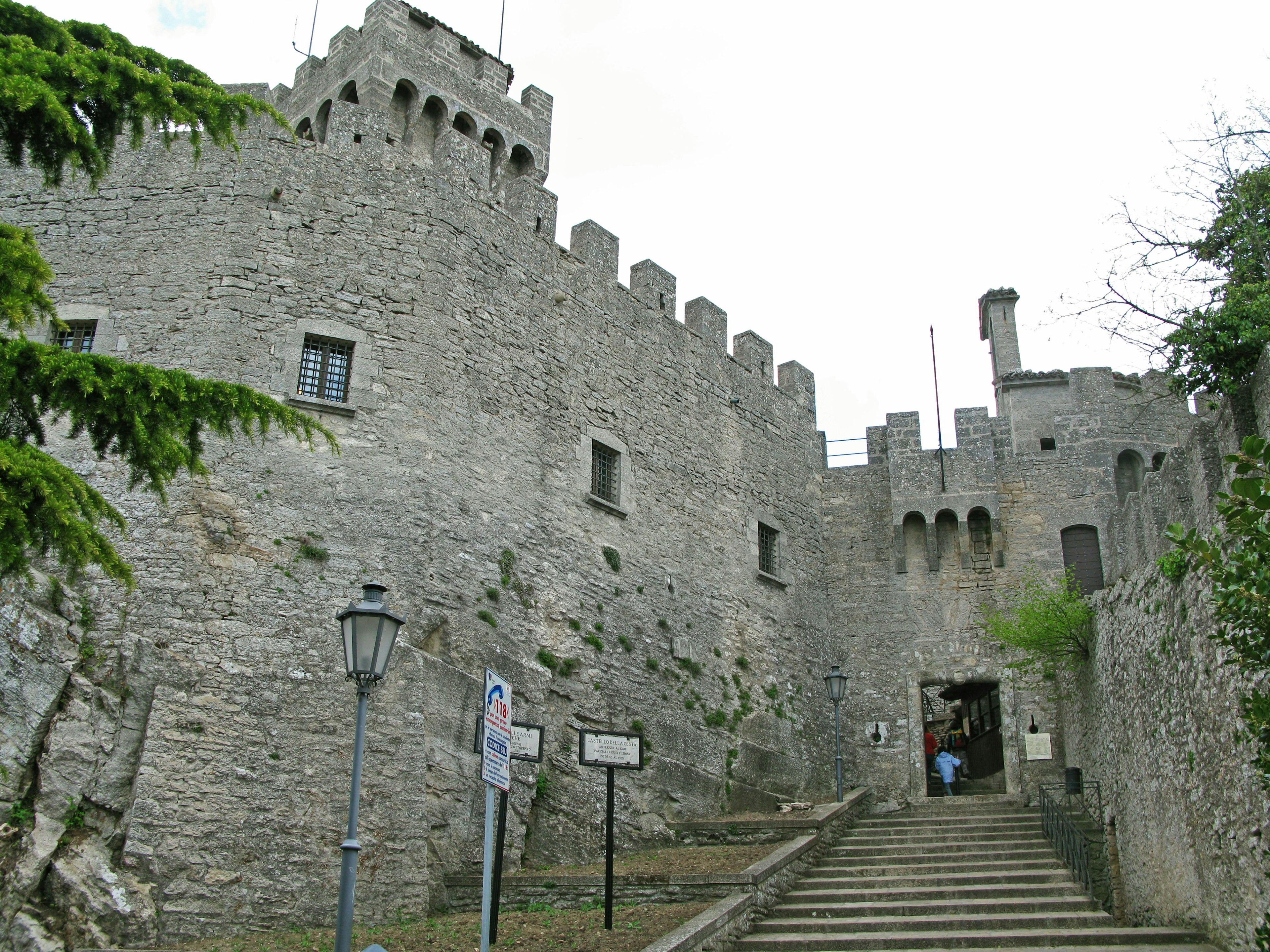 Ingresso di un castello storico con muri di pietra e scale