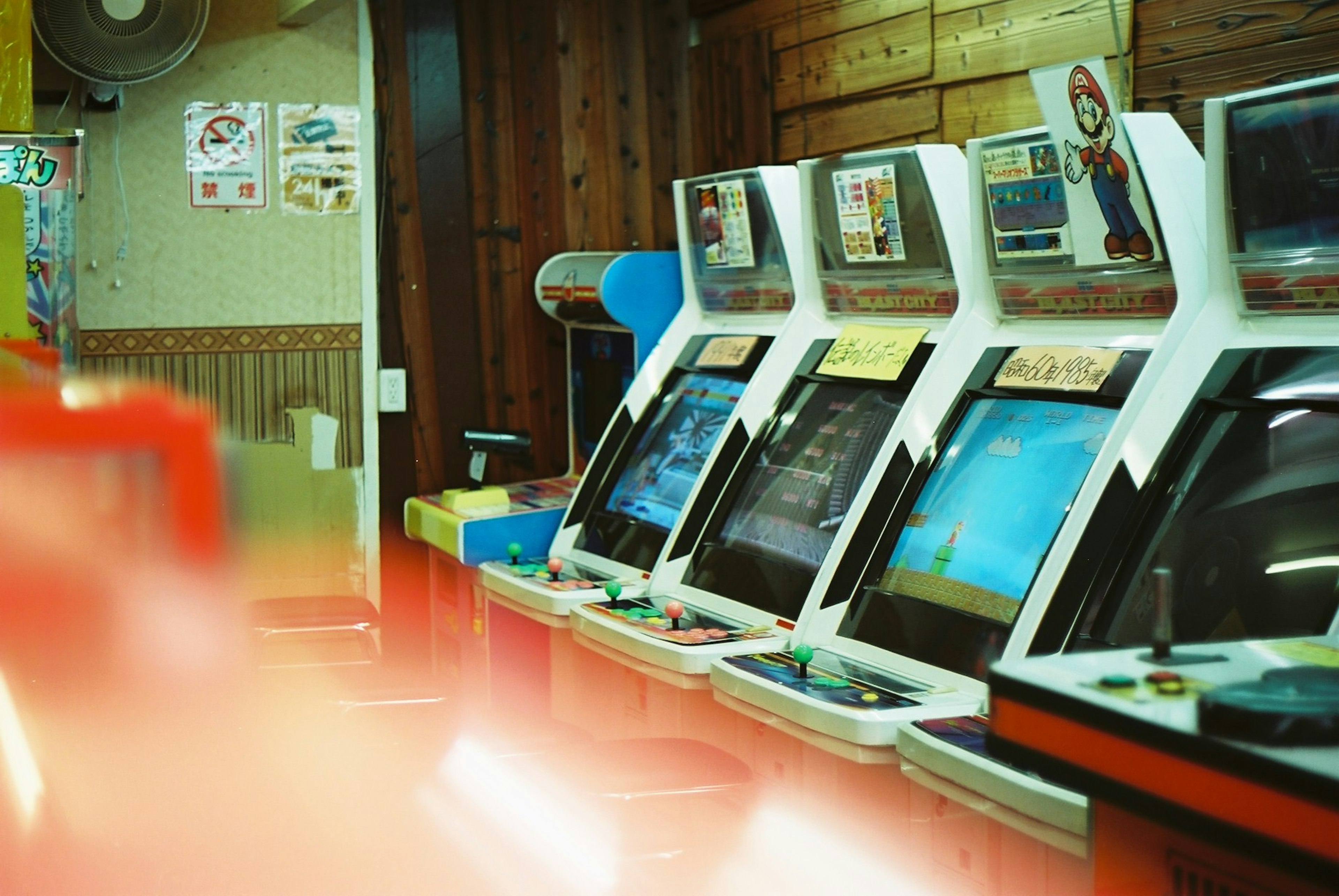 Interior de un centro de juegos con máquinas de arcade retro alineadas