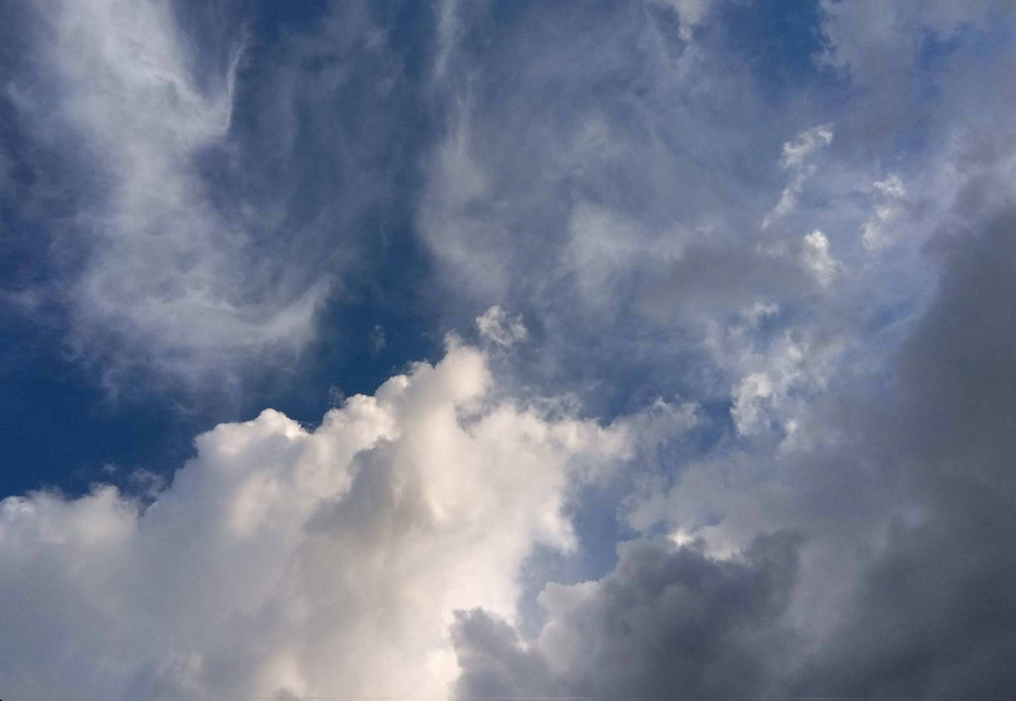 Weiße und graue Wolken in einem blauen Himmel