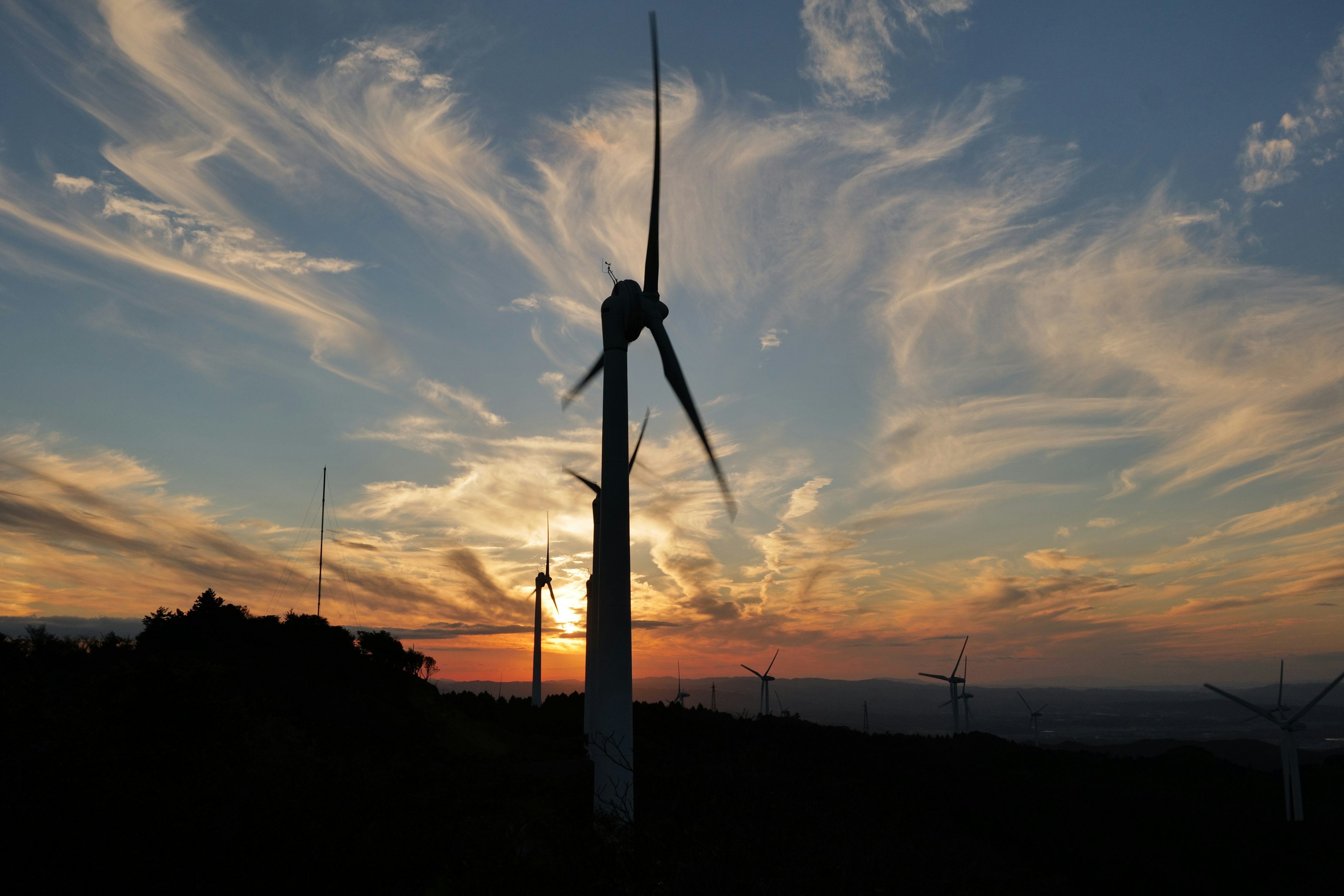 風力発電機と夕焼けの美しい風景