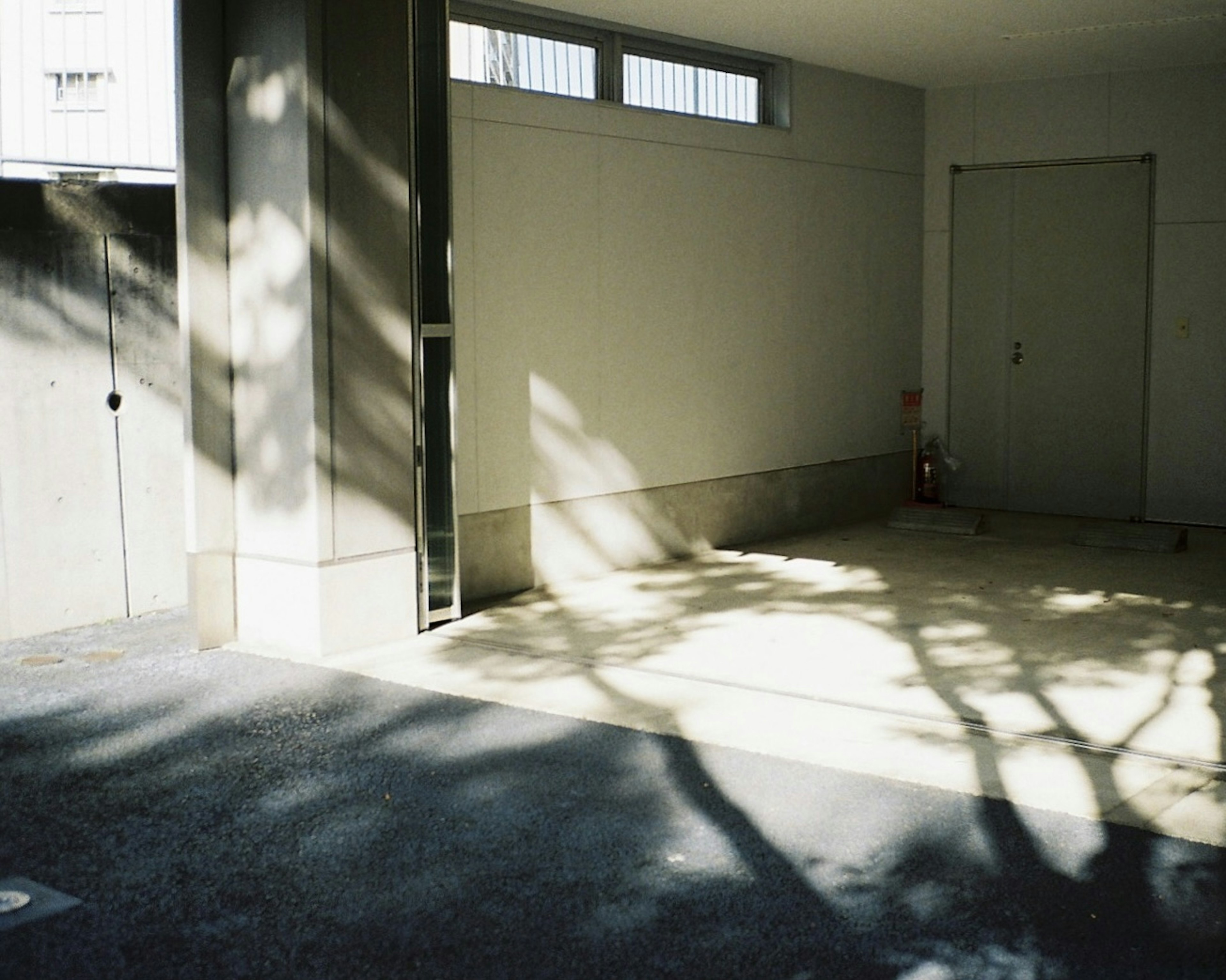 Interior de garage brillante con sombras y diseño simple