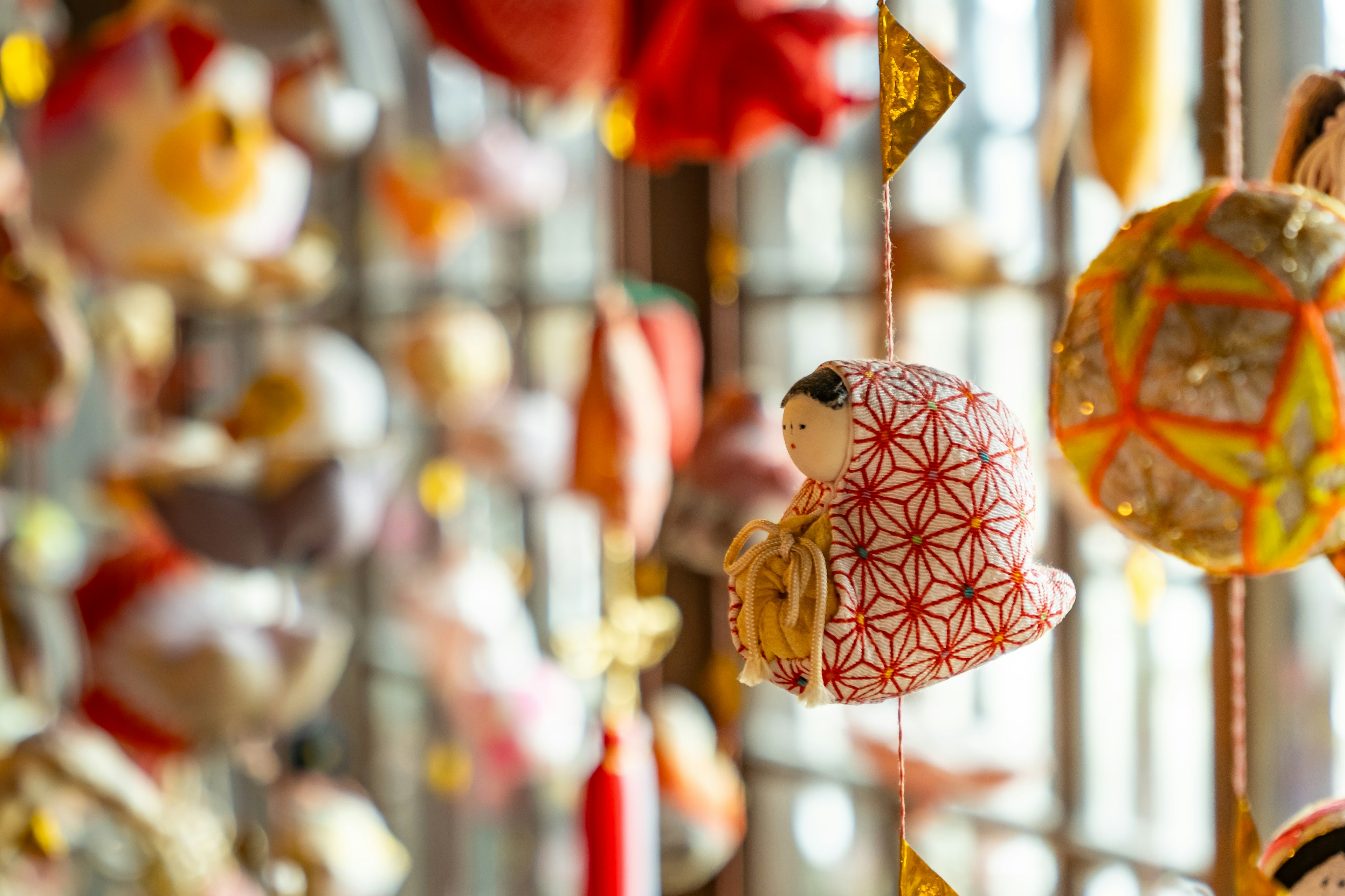 Adornos tradicionales japoneses coloridos colgando en una exhibición