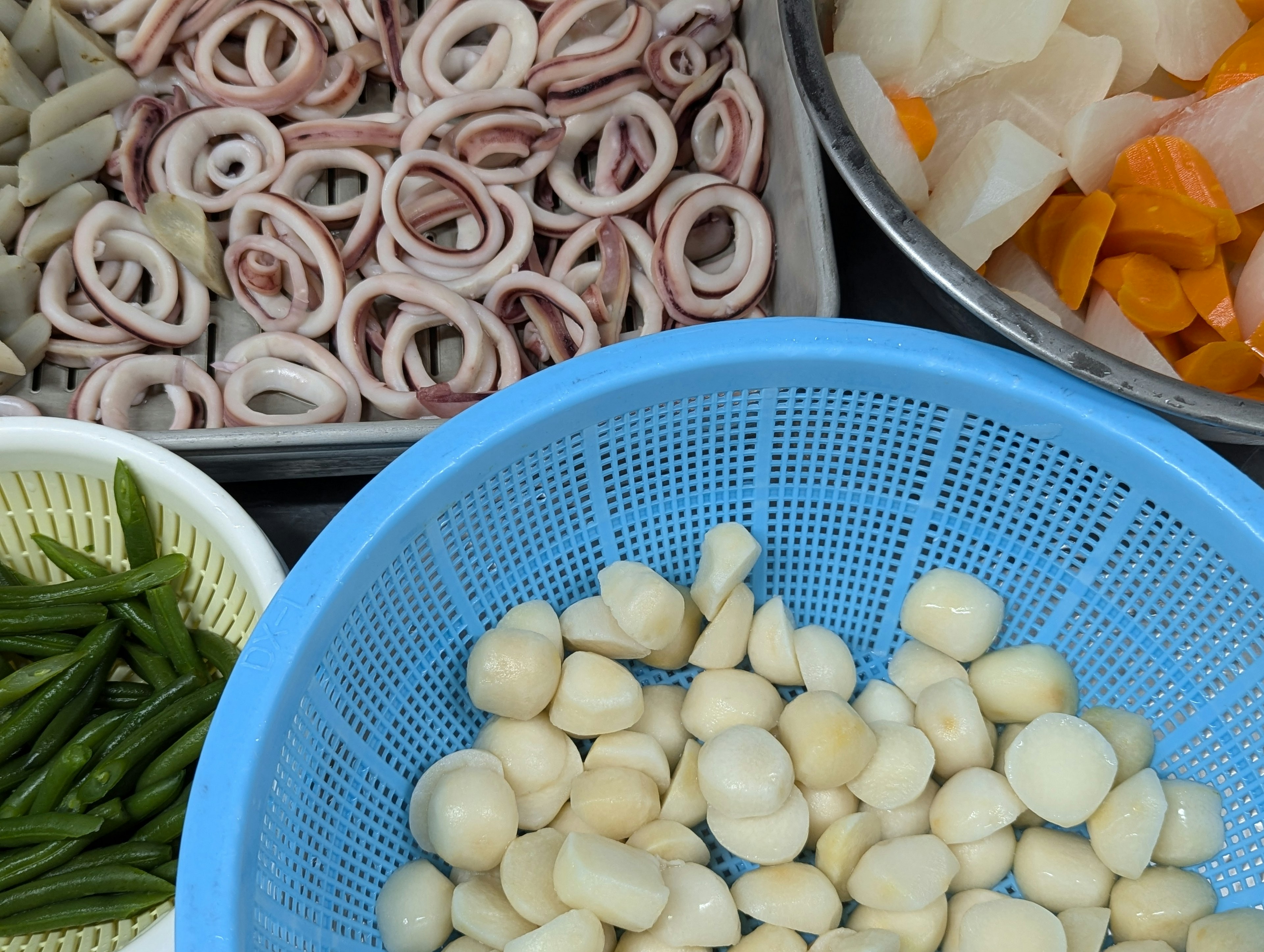 Collection d'ingrédients frais comprenant des calmars tranchés et des légumes assortis