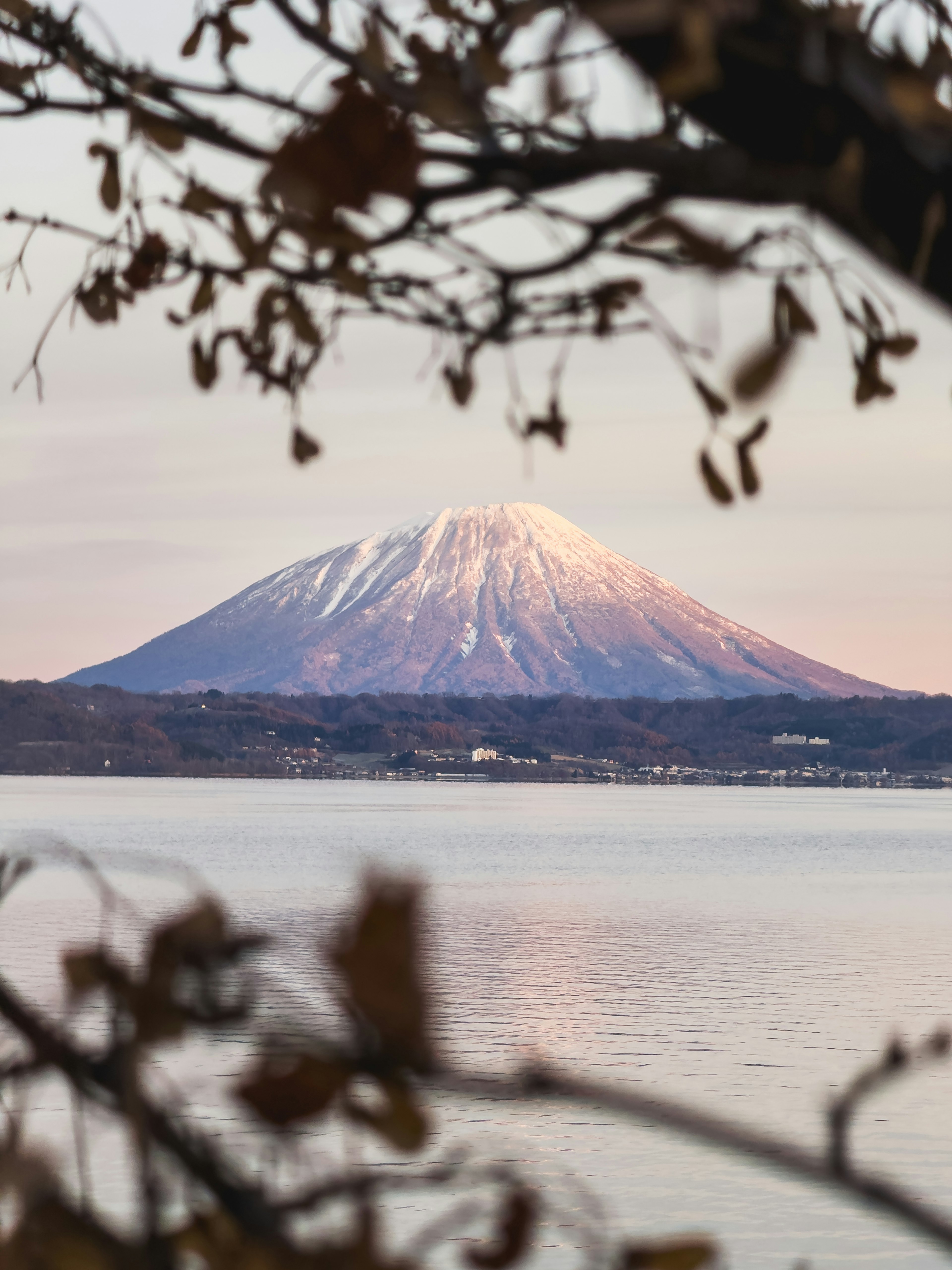 Malersicher Blick auf einen schneebedeckten Berg mit einem ruhigen See