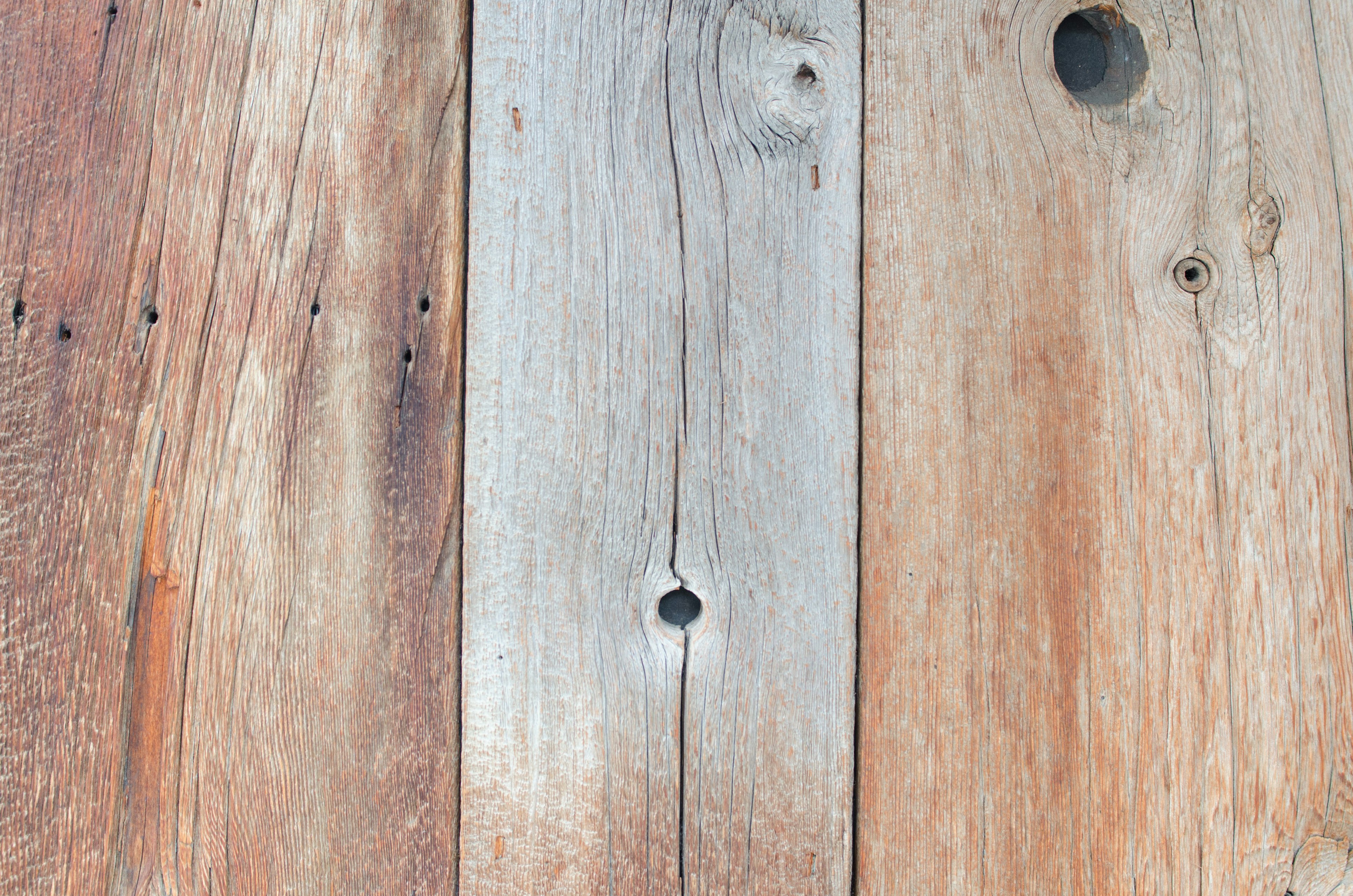 Close-up papan kayu dengan tekstur dan warna yang bervariasi