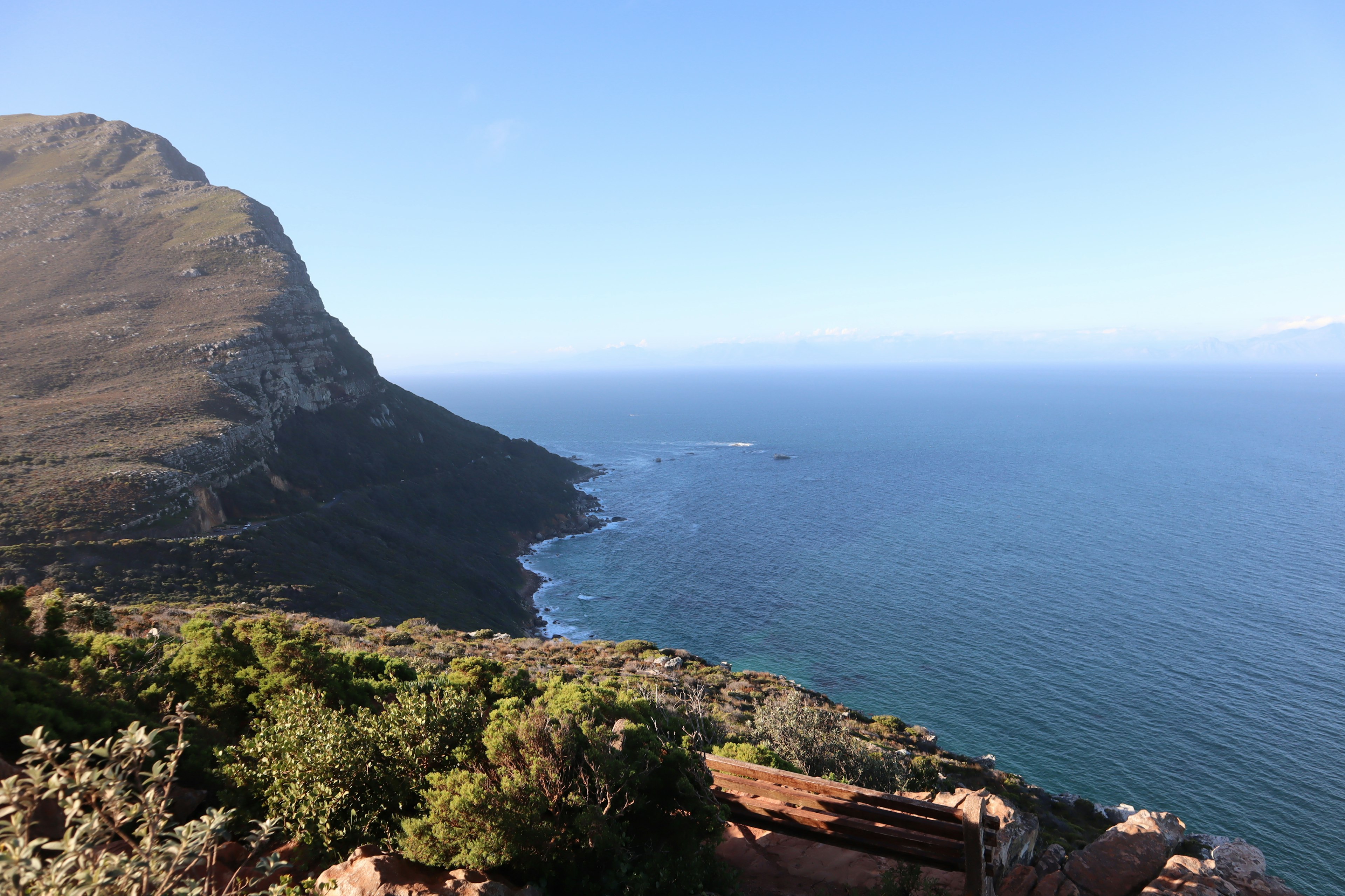 Vista panoramica di una costa e di un paesaggio montano