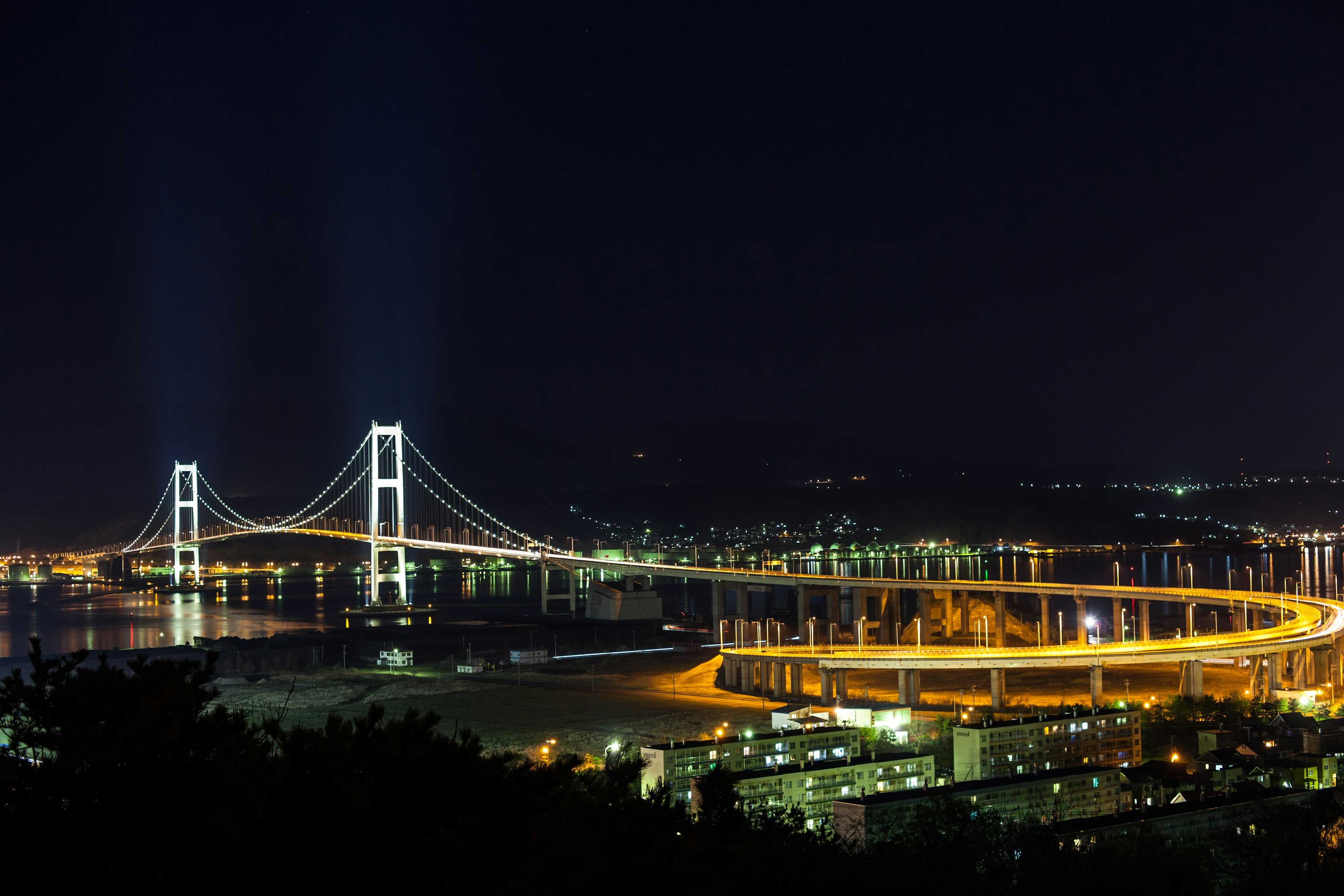 夜の明石海峡大橋とその周辺の都市の光