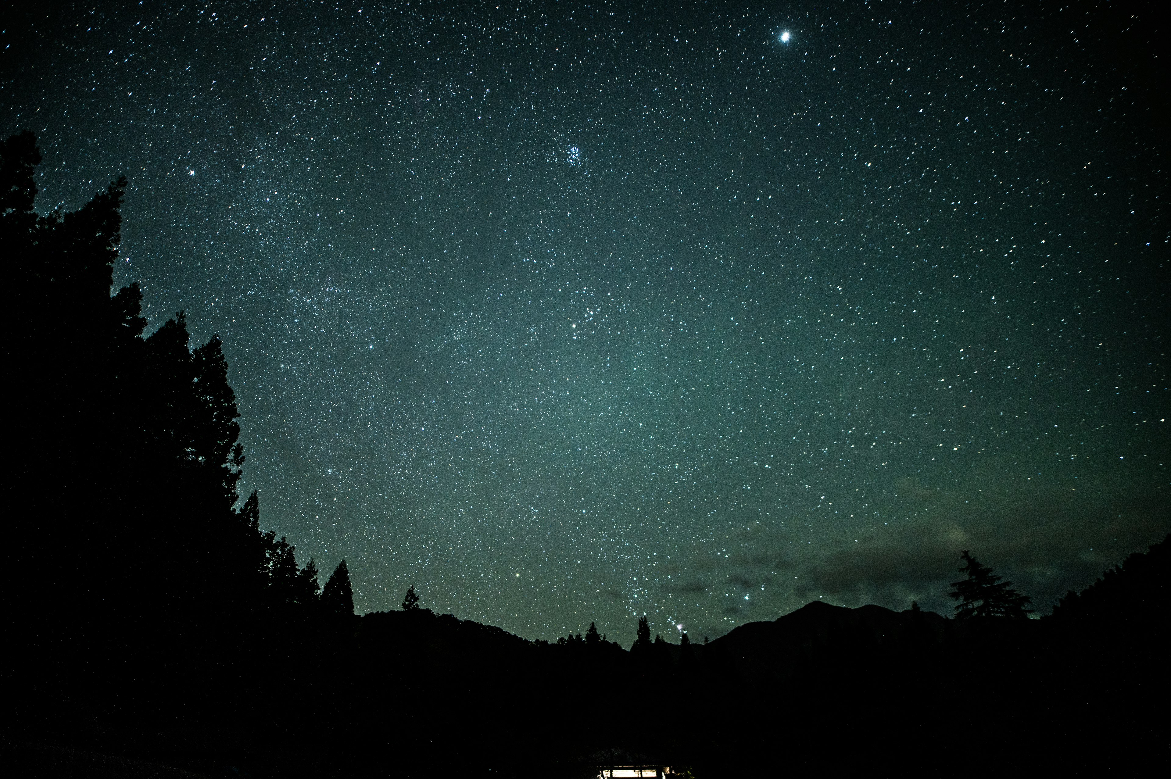 Cielo stellato con silhouette di montagne