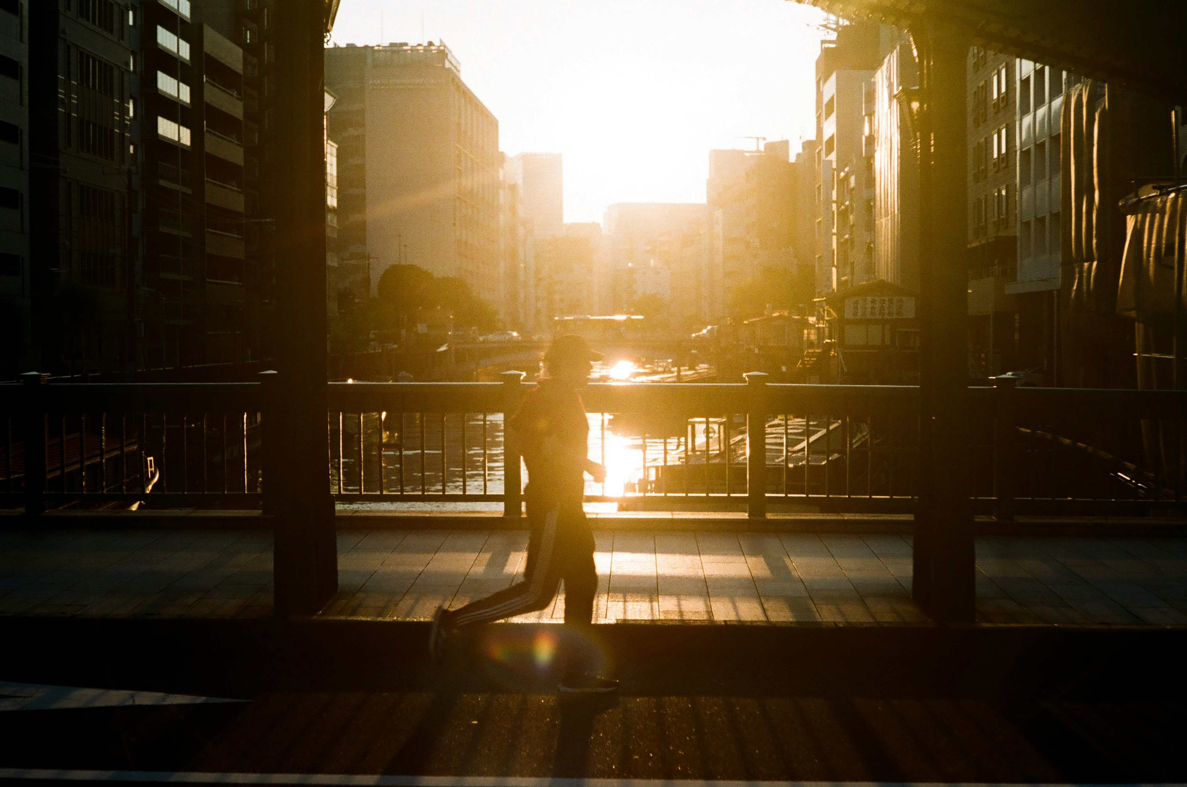 夕日を背景に街を歩く人影