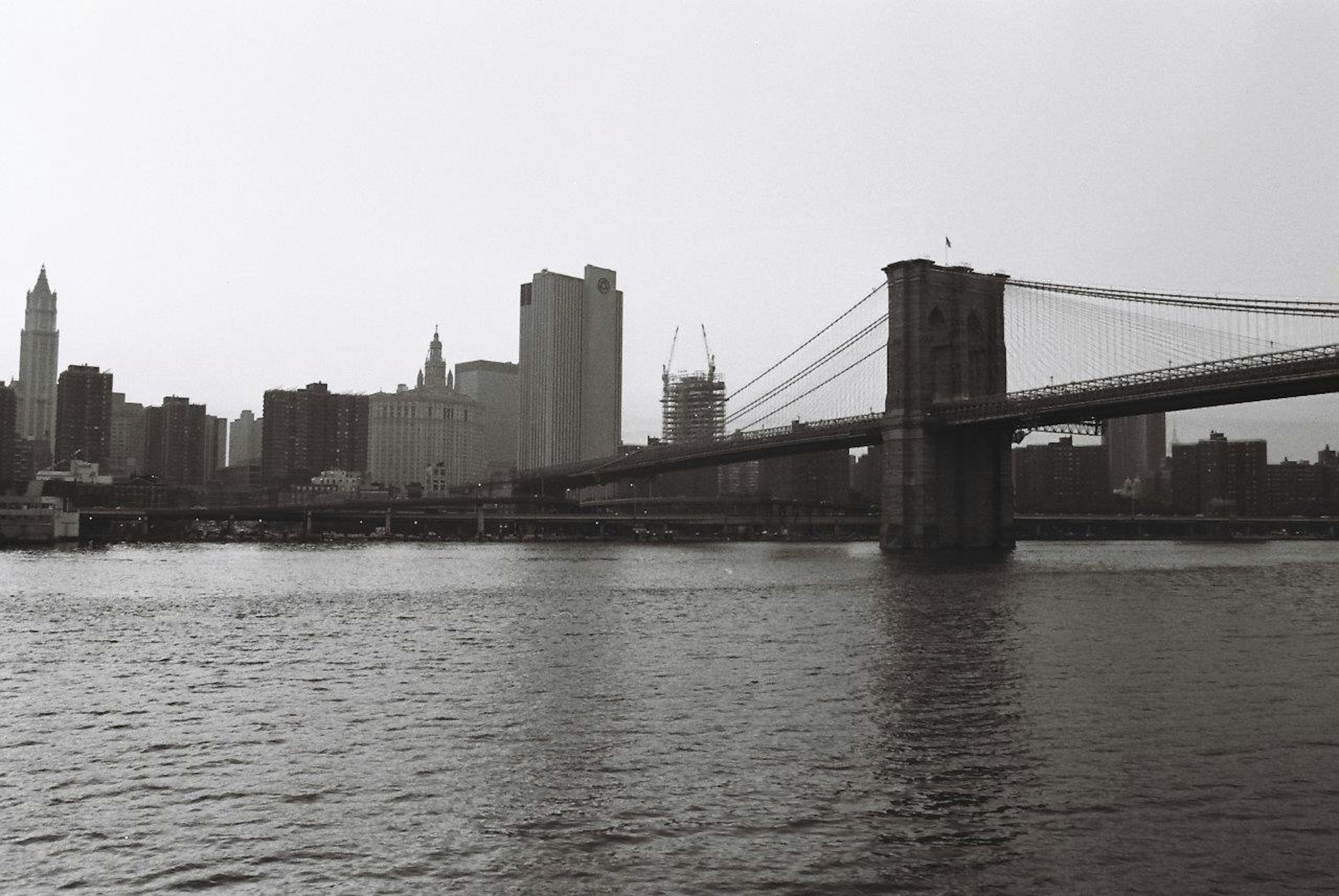 Schwarz-weiße Ansicht der Skyline von Manhattan mit der Brooklyn Bridge