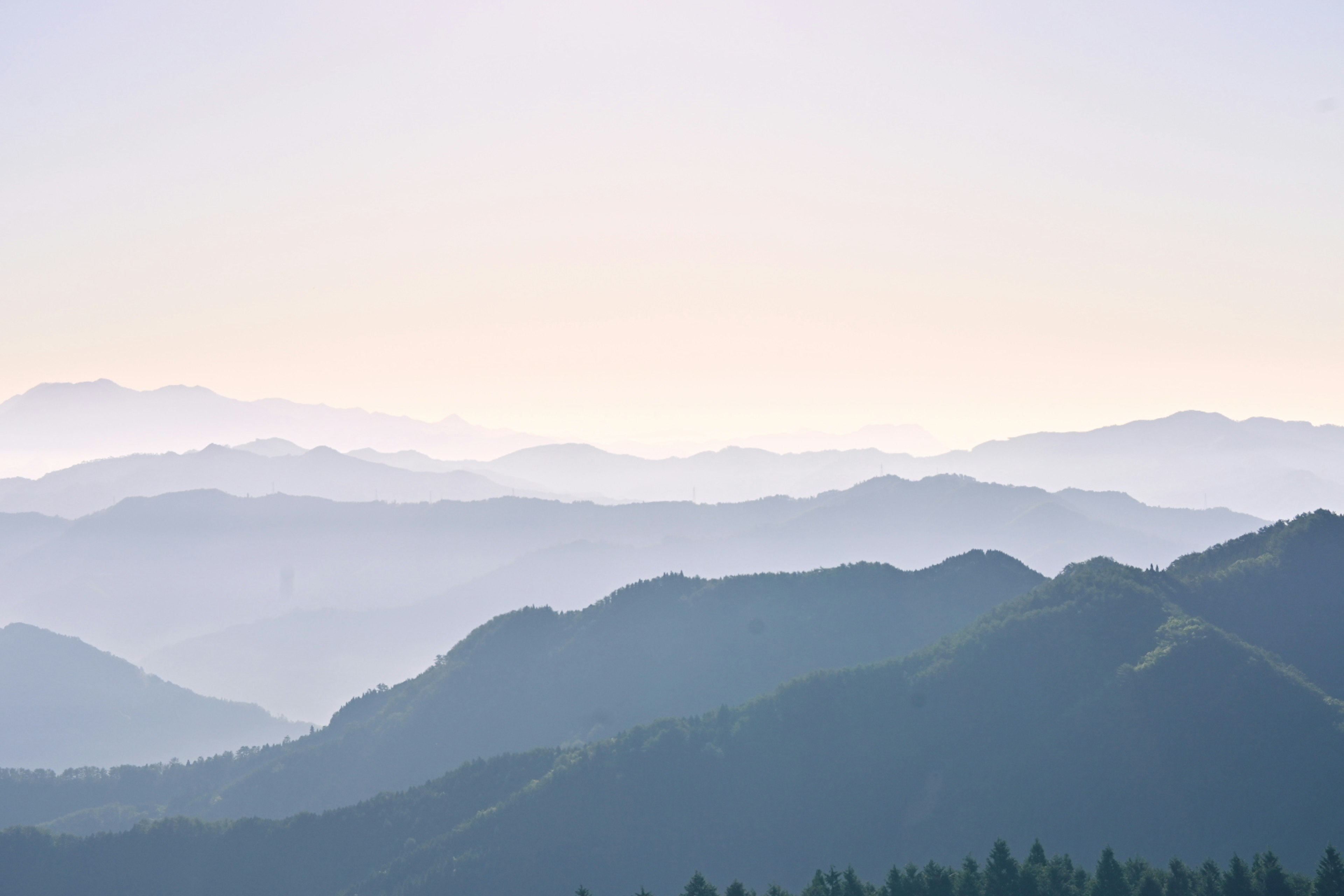 Siluet gunung biru yang diliputi kabut