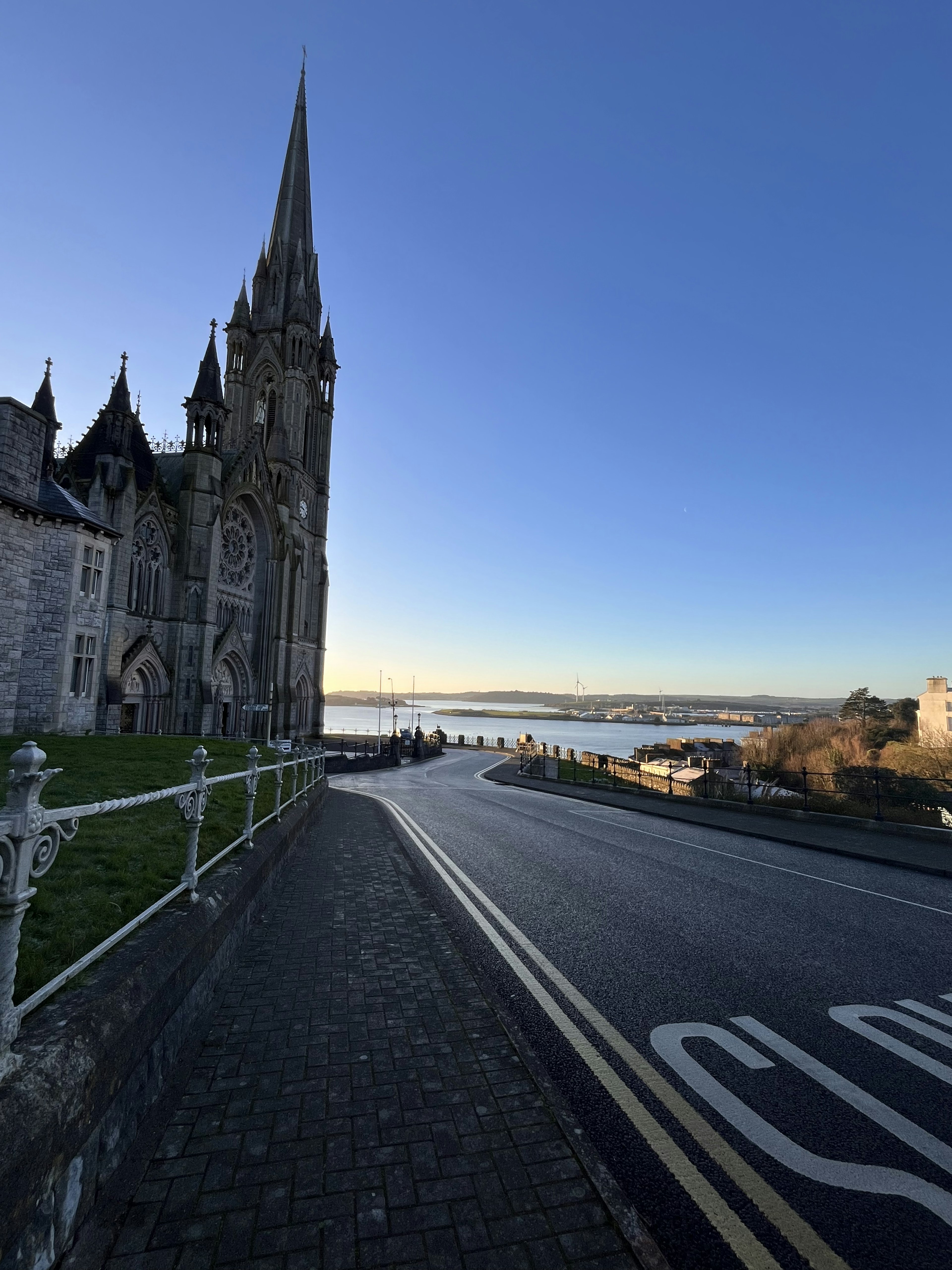 Extérieur d'une église avec vue sur la mer et le ciel bleu