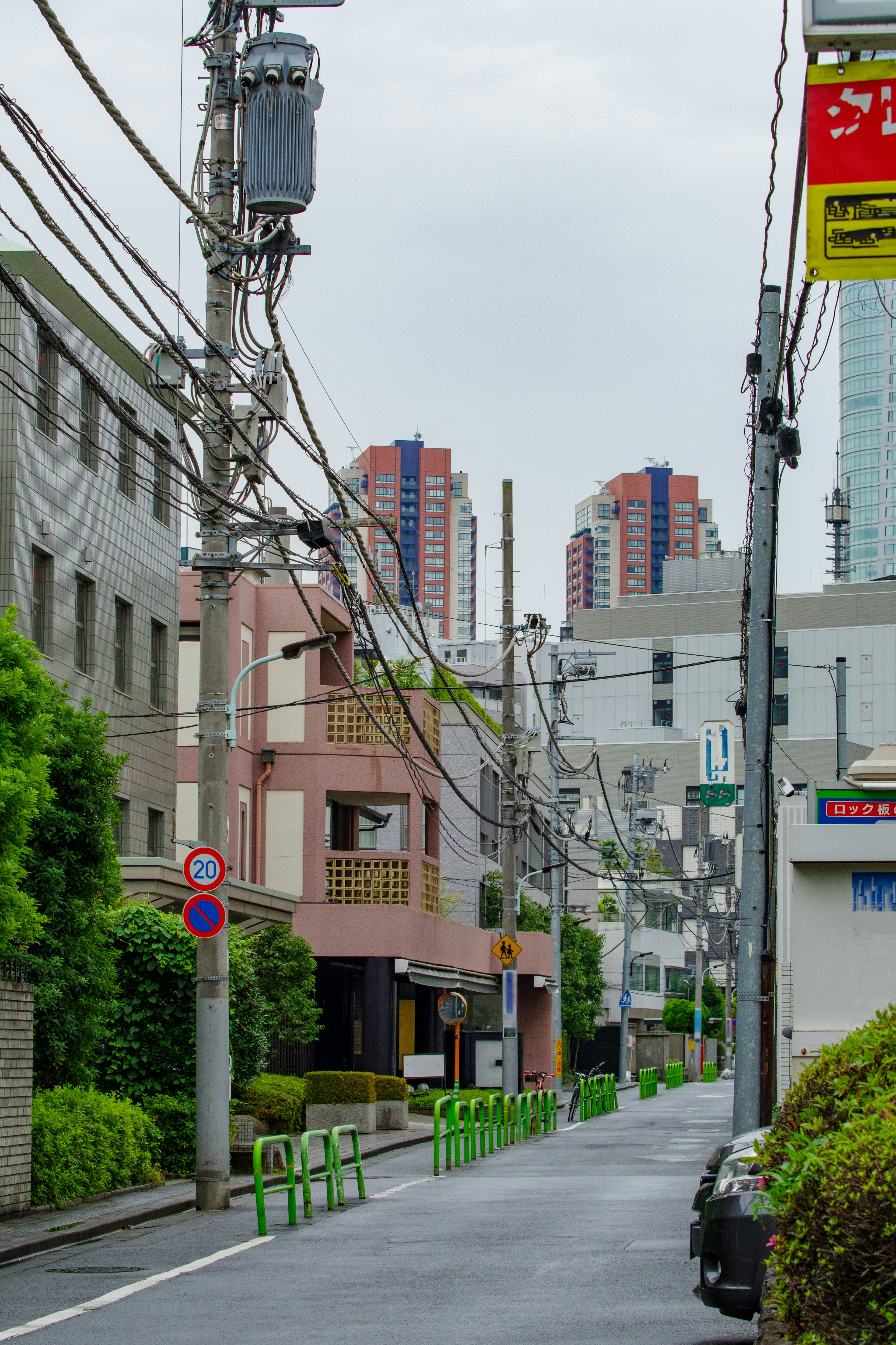 Vista de una calle tranquila con edificios y rascacielos al fondo