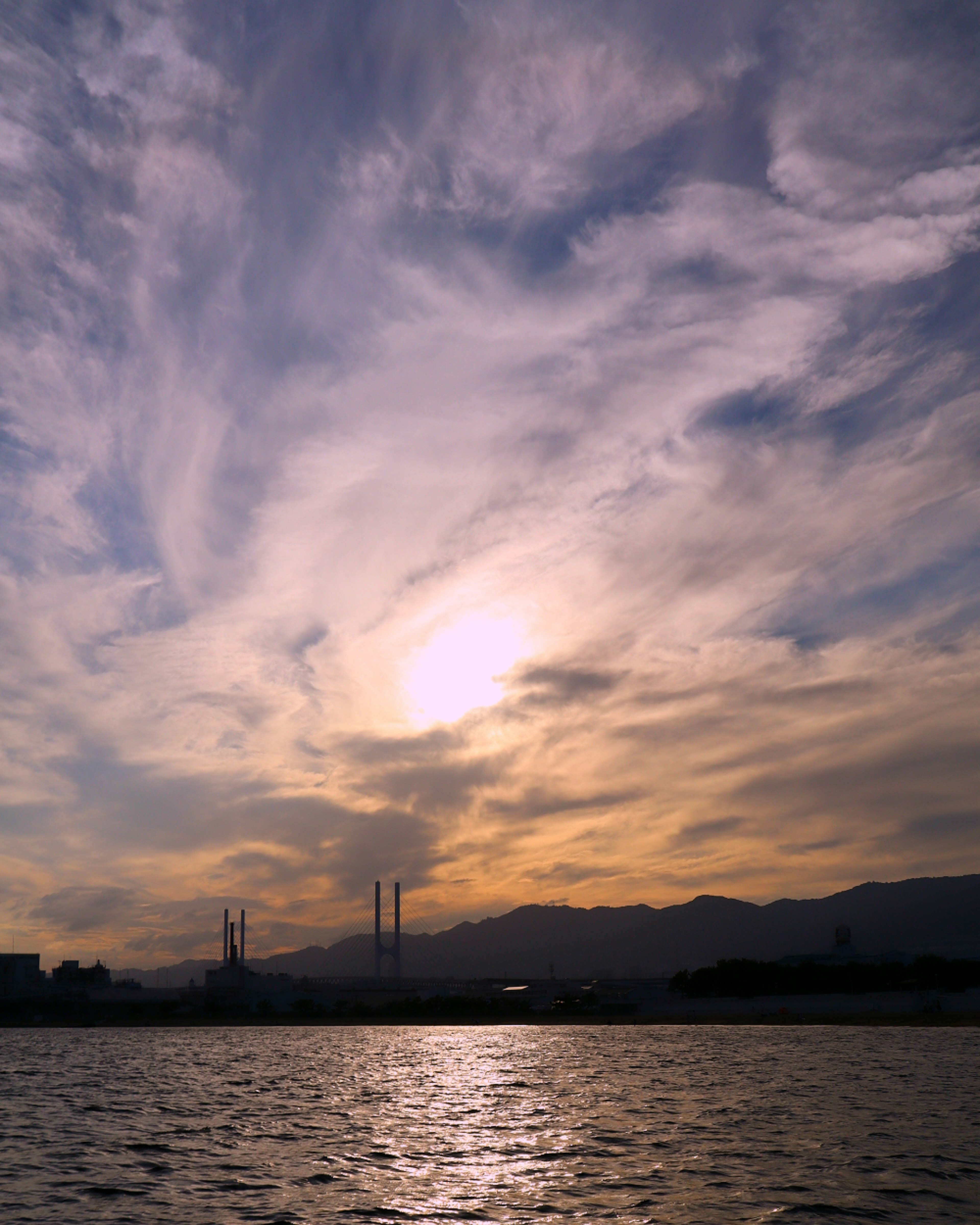 Langit senja yang indah dengan permukaan air tenang